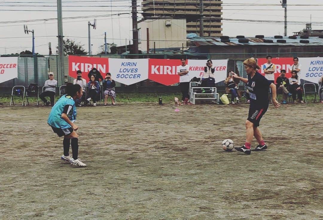 丸山桂里奈さんのインスタグラム写真 - (丸山桂里奈Instagram)「今日はサッカーday⚽️ ルヴァン杯のトークショーから、KIRKN×ベルクのサッカー教室でした👋👋👋とにかくサッカーボールも驚くくらい今日はサッカーボールと一緒にいました。とても丸みをおびた気持ちになり、まん丸な穏やかな気持ちでした。 そして、トークショーでは平畠さんとはじめましてではありましたが、これもまたおんぶにおんぶで全て力を使わせてしまいました。ただ、来ていたサポーターのみなさんと交流できたのもとにかく嬉しいことであり、家に帰る直前まで幸せ気分でもはやベッドです😳👍サポーターのみなさま、ありがとうございました。そして平畠さん、名波さん、まりっぺありがとうございました。ルヴァンカップはキックオフのホイッスルが鳴った瞬間スタジアムを出てから、所沢に向かいました🚗今日も一緒にプレーさせて頂きましたが、とにかくみんな元気でパワーをいただきサッカーていいなといつもとにかく思うんです😳サッカーすると全てにおいてうるおうような、肌もボディクリームつけたようなそんなみずみずしくまでしてくれます。それがやはりサッカーであり、私のパワーの源なんだと思います😃😃😃KIRKNさん、ベルクさん、そして大学生のみなさん、子供たち、父兄の皆さま、スタッフ関係者のみなさま、本当にありがとうございました⚽️⚽️⚽️ また会う日まで、また絶対一緒にサッカーしましょう。 明日は郡山でのイベントです👋 第二の故郷に行ける幸せ、アスファルトを足裏で噛み締めます。  #サッカーday #体半分たぶんサッカーボール #みんな優しくいい人 #ありがたい極みもの #やっぱりサッカーがすき #明日もみんなからのパワーで幸せです #いい意味で #インスタバエ」10月26日 23時34分 - karinamaruyama