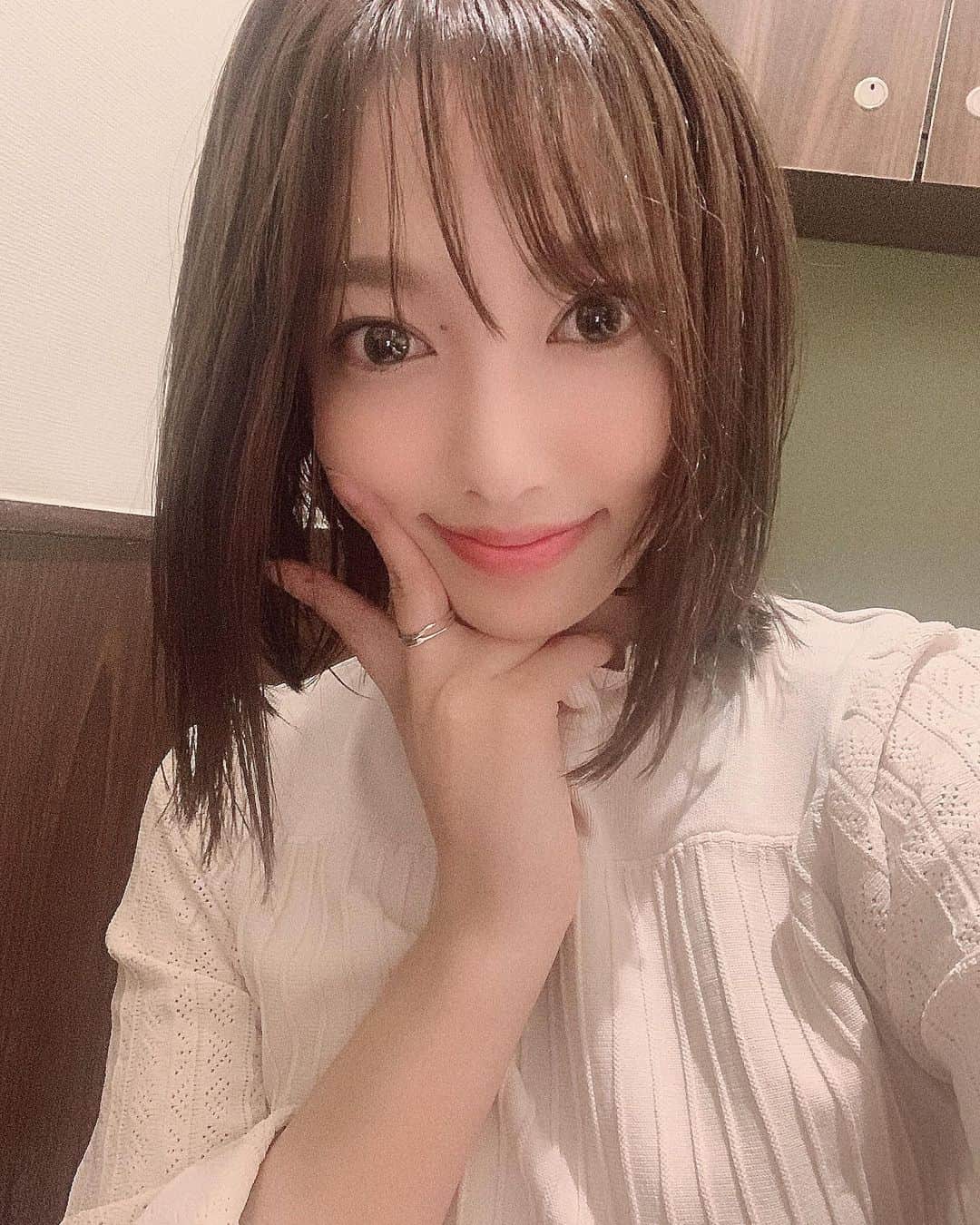 室加奈子のインスタグラム：「何年かぶりに前髪を作りました 目に髪があたるのがめっちゃ違和感🤧 #hair #newhair」