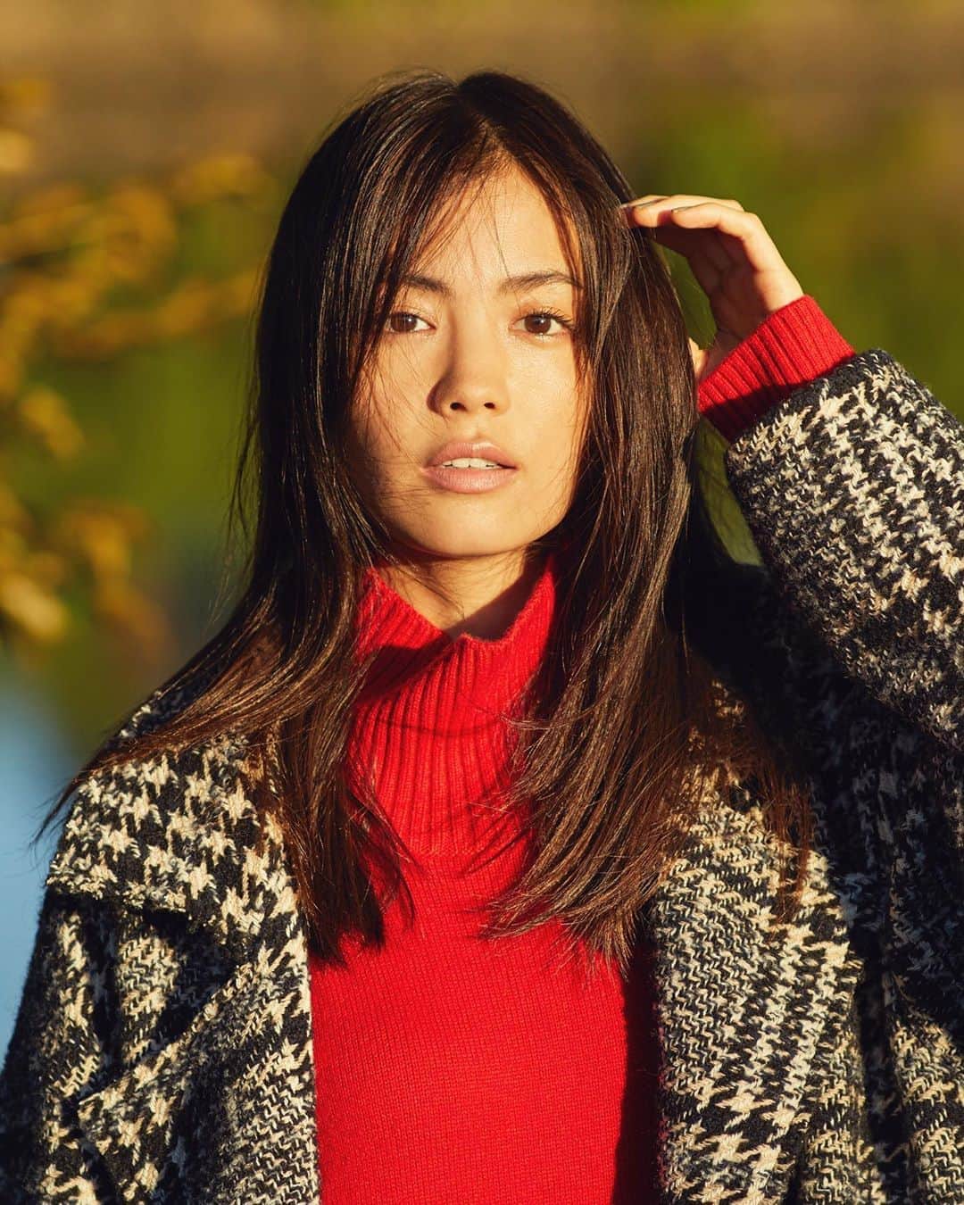 長山一樹のインスタグラム：「阪急百貨店から発信する女性のためのファッションサイト「HANKYU MUSE」の撮影を担当させていただきました。力が抜けたヘアスタイルに濁りのない真っ直ぐな眼差しがお気に入りです。 @hankyumuse  Model @mikko1104  Production SIMONE Art director @must_shiraishi  Stylist @naoko.ts  Hair @shucohair  Make @aiko_o  #うめだ阪急 #ミューズ #百貨店 #ハッセルブラッド #中判カメラ #ポートレート #kazukinagayama #長山一樹」