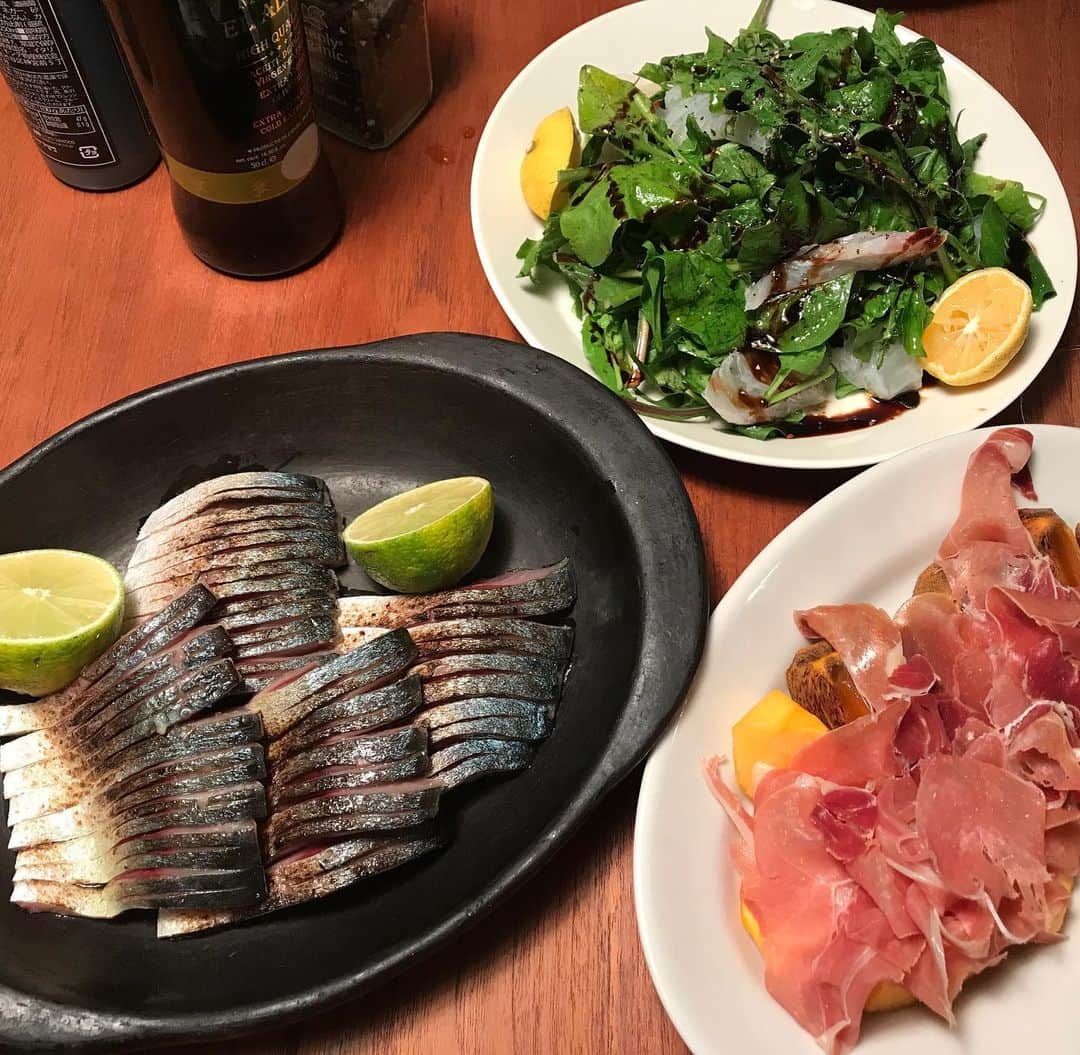 栗原友さんのインスタグラム写真 - (栗原友Instagram)「真美宅でお魚ディナー。松輪のサバ、宍道湖の鰻など大好物ばかり用意。鰻はフリットに。締めは伊勢海老と揚げ銀杏のリゾット。リゾットかなり上手にできた。#自画自賛 #tomomeshi #nequittezpas #nequittezpasaoyama」10月26日 23時39分 - kuri__tomo