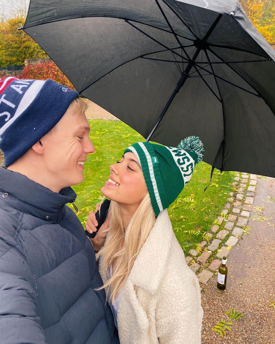 カスパー・リーのインスタグラム：「Swipe right for the smoothest make out sesh you’ve ever seen.」