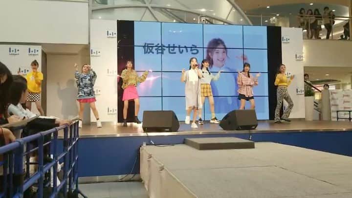 仮谷せいらのインスタグラム：「ららぽーとTOKYO-BAYでの ”Popteen THANK YOUがいっぱいなハロウィーンパーティー” にて、 AbemaTV 第3次popteenカバーガール戦争の 主題歌になっている、"Odora Never Cry" を、3次から頑張って戦っている バトルメンバーの皆さんと一緒に 歌って踊らせていただきました🕺💃 (動画2つあるよっ)  久々に歌いながら踊りました😳ふふ  今日はいつもと違う衣装だったよ👗 zawa make itのPVにも出てくる 衣装です💓  #ポプ戦　#popteen」