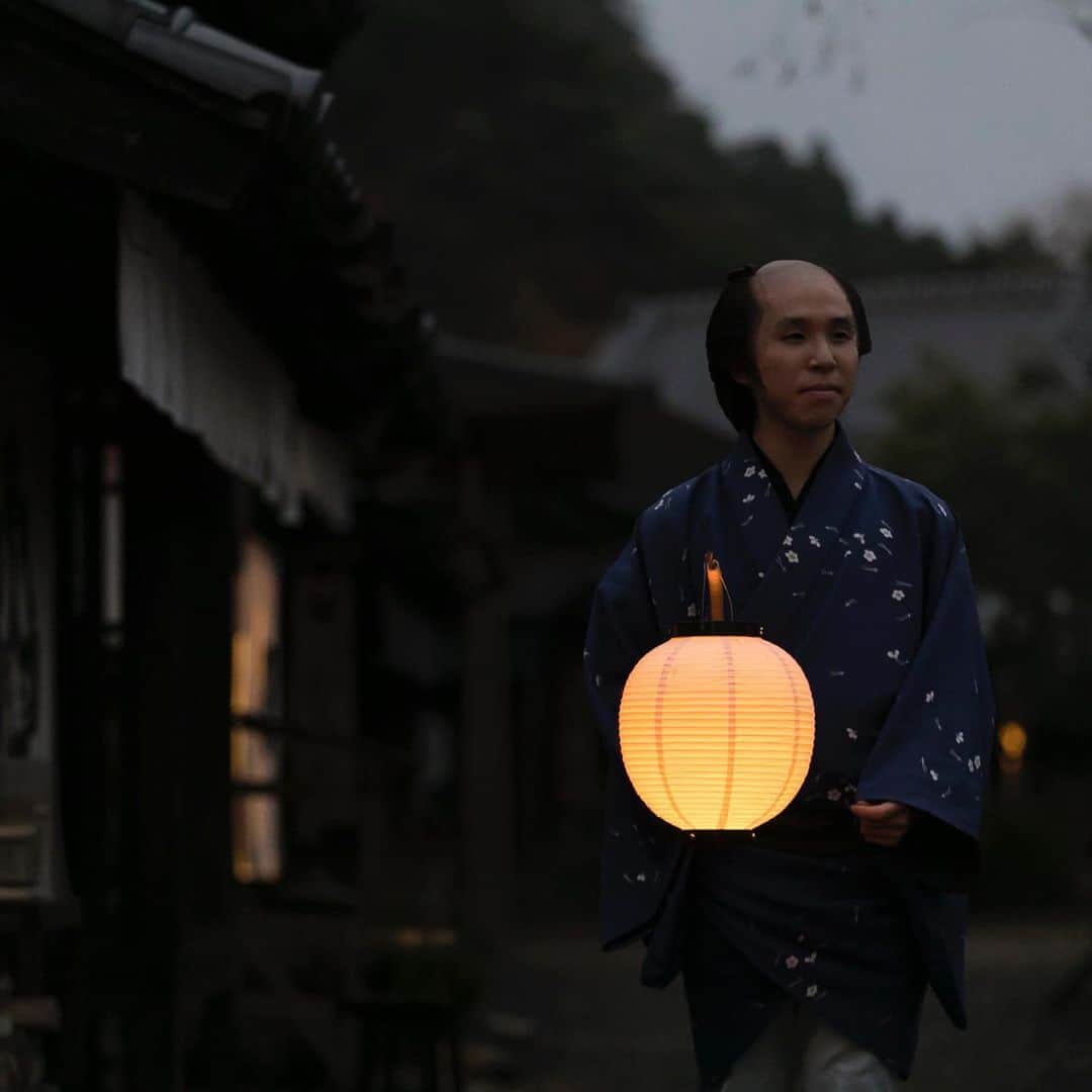 のインスタグラム：「・ 夜回り | night watch 🏮 少しずつ、夜が長くなってきた。The night is getting longer. ・ ・ #秋の夜 #提灯 #秋の江戸 #江戸の風景 #日本の風景 #江戸時代 #江戸ワンダーランド日光江戸村 #江戸ワンダーランド #日光江戸村 #日光 #江戸 #いざ江戸へドロン #kimono #japaneseautumn #edoera #ig_japan #edo #beautifuljapan #japanese_history #instagramjapan #jp_gallery #edowonderland #nikko #japan #edo」
