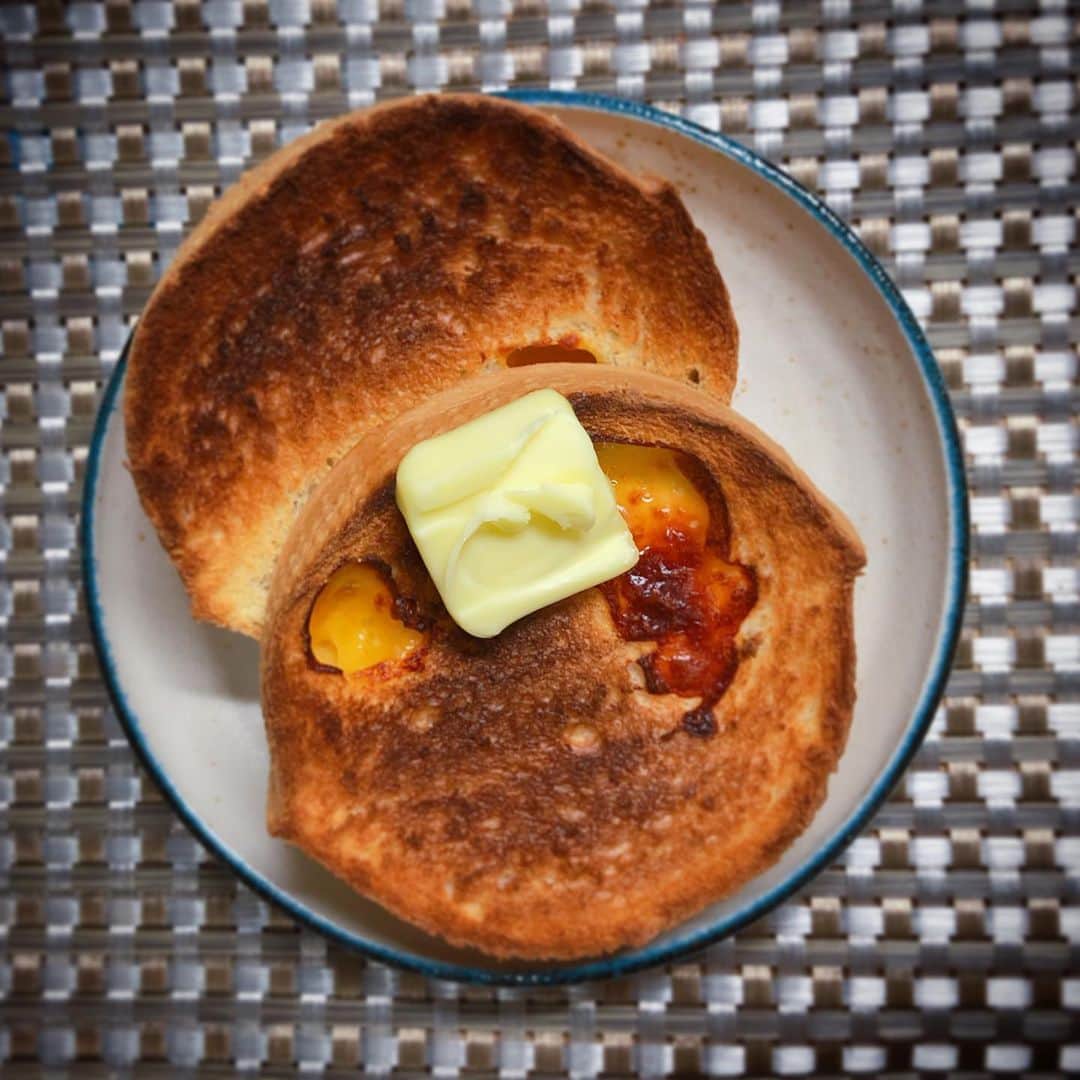 小峰みこさんのインスタグラム写真 - (小峰みこInstagram)「焦げたパン。🌚🍞 . #チーズ入りパン #トースト #美味しかった #kanayahotelbakery #プレゼント #ありがとうございます #ごちそうさまでした #toasts」10月26日 23時57分 - mico_19911201