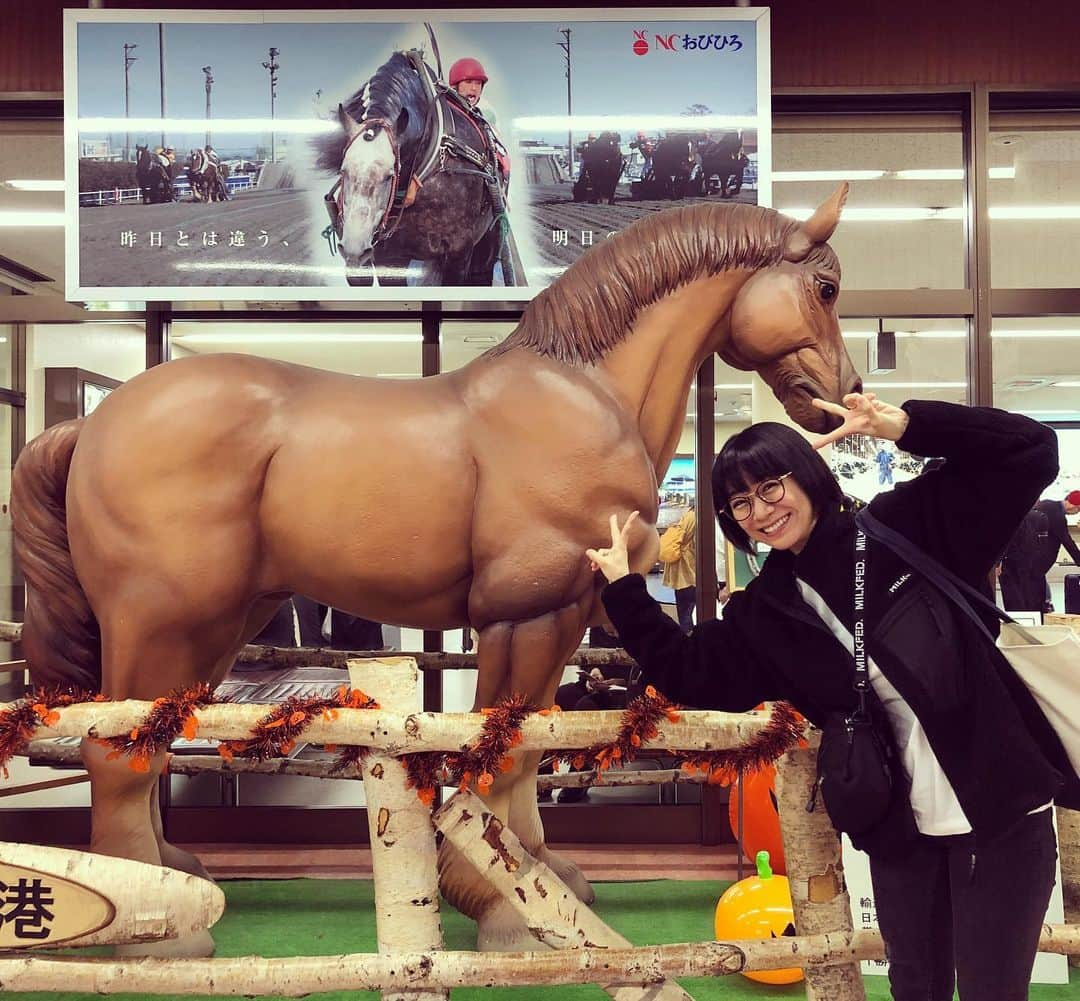 時東ぁみさんのインスタグラム写真 - (時東ぁみInstagram)「とかち帯広空港到着しました✈️ ・ 明日は【一日店長やります！！】 10/27(日) 11:00〜17:00 PIECE ROCK STORE 北海道帯広市大通南３丁目２０－１  0155-26-8448 ・ 来てくださった方 ・ツーショット撮影(1回) ・何か購入した方にはサインプレゼント ・ お近くの方は絶対来て！！！ 次いつ来られるかわからないので…待ってます❤️ ・ #時東ぁみ #北海道 #hokkaido #帯広 #obihiro #とかち帯広空港 #peacerockstore #一日店長 #店長 #ツーショット #サインプレゼント #待ってます #ばん馬 #マッチョ馬」10月26日 23時59分 - amitokito