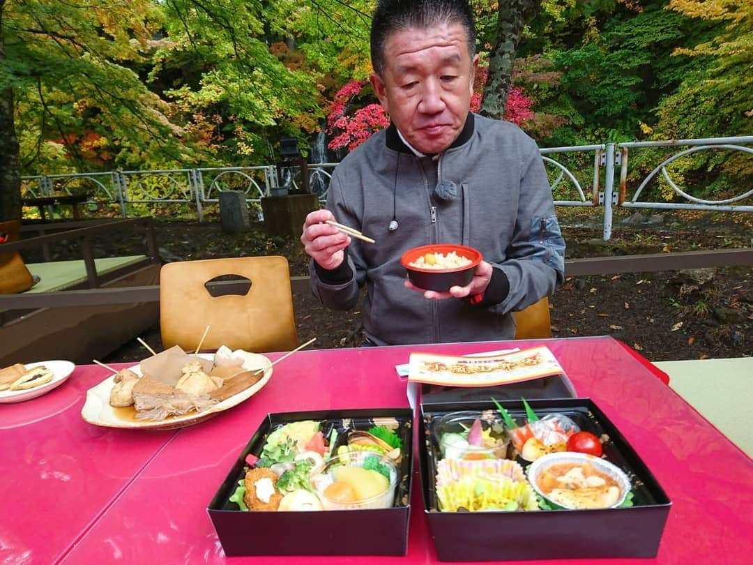 服部未佳さんのインスタグラム写真 - (服部未佳Instagram)「今日の旅サラダ＆ハッピィ生中継は、黒石市の中野もみじ山からお届けしました🍁 まさに今が見頃！美しい紅葉×中野川×不動の滝…見事なコラボレーションにうっとりします💕 あと1週間ほど楽しめるそうですよ♪  紅葉床でいただく豪華なお弁当や、屋台グルメも充実です😋 キノコ採り名人・成田さんの絶品きのこ汁は、今日限りの復活でした🍄新人の頃にJチャン中継でお世話になったことを覚えていてくださって、嬉しかったなぁ😭  青森へ来て3年目。1年目はJチャン中継ディレクターとして、2年目は東北湯けむり紀行のディレクターとして…そして今年も！3年連続で中野もみじ山を訪れました。本当に、大好きな場所です🍁  夜は紅葉ライトアップも行われていて、幻想的な世界に…✨昼間と違った魅力を感じられます。おすすめです！  ラッシャーさん、また青森へ来てくださいね😆  #中野もみじ山 #黒石市  #ブログ用の写真を撮るラッシャーさん #画になる澤田アナ #🍁 #小嵐山弁当 を食べるラッシャーさん😁 #紅葉床 #津軽おでん #栗おやき #きのこ汁  #朝だ生です旅サラダ #旅サラダ #ハッピィ #ラッシャー板前 さん #澤田愛美 #アナウンサー」10月27日 0時10分 - mikahattori_aba