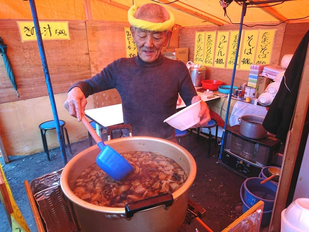 服部未佳さんのインスタグラム写真 - (服部未佳Instagram)「今日の旅サラダ＆ハッピィ生中継は、黒石市の中野もみじ山からお届けしました🍁 まさに今が見頃！美しい紅葉×中野川×不動の滝…見事なコラボレーションにうっとりします💕 あと1週間ほど楽しめるそうですよ♪  紅葉床でいただく豪華なお弁当や、屋台グルメも充実です😋 キノコ採り名人・成田さんの絶品きのこ汁は、今日限りの復活でした🍄新人の頃にJチャン中継でお世話になったことを覚えていてくださって、嬉しかったなぁ😭  青森へ来て3年目。1年目はJチャン中継ディレクターとして、2年目は東北湯けむり紀行のディレクターとして…そして今年も！3年連続で中野もみじ山を訪れました。本当に、大好きな場所です🍁  夜は紅葉ライトアップも行われていて、幻想的な世界に…✨昼間と違った魅力を感じられます。おすすめです！  ラッシャーさん、また青森へ来てくださいね😆  #中野もみじ山 #黒石市  #ブログ用の写真を撮るラッシャーさん #画になる澤田アナ #🍁 #小嵐山弁当 を食べるラッシャーさん😁 #紅葉床 #津軽おでん #栗おやき #きのこ汁  #朝だ生です旅サラダ #旅サラダ #ハッピィ #ラッシャー板前 さん #澤田愛美 #アナウンサー」10月27日 0時10分 - mikahattori_aba