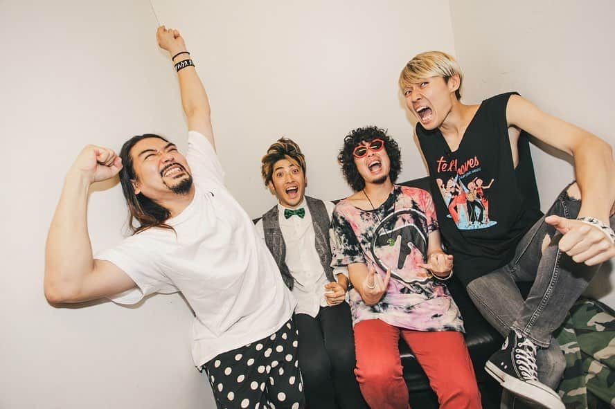 長島涼平のインスタグラム：「ツアー初日ありがとう！！ 夜ダンありがとう！！やっと対バンできた！！ マイケルとのHABANERO楽しかったなー！！！ マイケルにいじられるのも新鮮でしたな。  photo by @nekoze_photo （1,2,5,6枚目）  #夜の本気ダンス #thetelephones #梅田クアトロ」