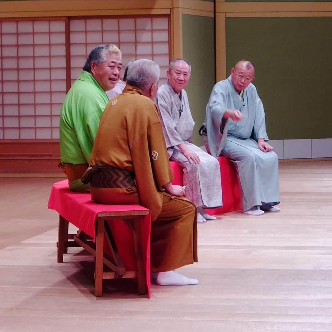 桂春雨さんのインスタグラム写真 - (桂春雨Instagram)「神戸の喜楽館昼席の打ち上げを途中で抜け出し、大阪松竹座で行われている、兄弟子の福団治師の『芸歴60年記念公演』に馳せ参じました。中入後のゲストとの対談にギリギリ間に合ったので、やれやれです。舞台袖から撮影したのですが、手前の福楽兄の顔に隠れて、肝心の福団治師の顔が写っていませんね。 #桂福團治 #芸歴 #60年 #大阪 #松竹座 #道頓堀 #桂ざこば #笑福亭鶴瓶 #桂文福 #桂福楽 #上方 #落語」10月27日 0時35分 - harusamek