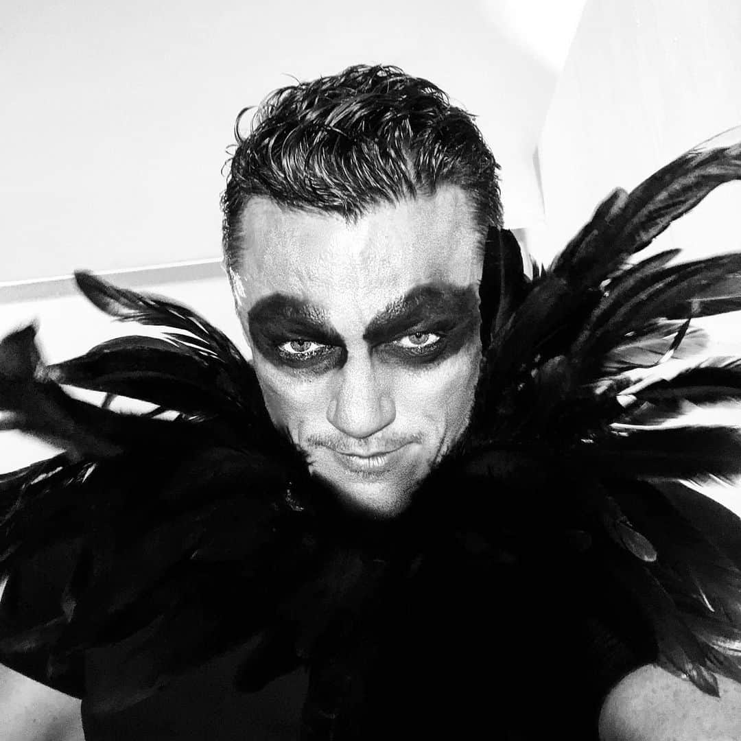 ルーク・エヴァンズさんのインスタグラム写真 - (ルーク・エヴァンズInstagram)「First Halloween party of the season last night. I went for the #AngelofDarkness look..... appropriately....」10月27日 0時34分 - thereallukeevans