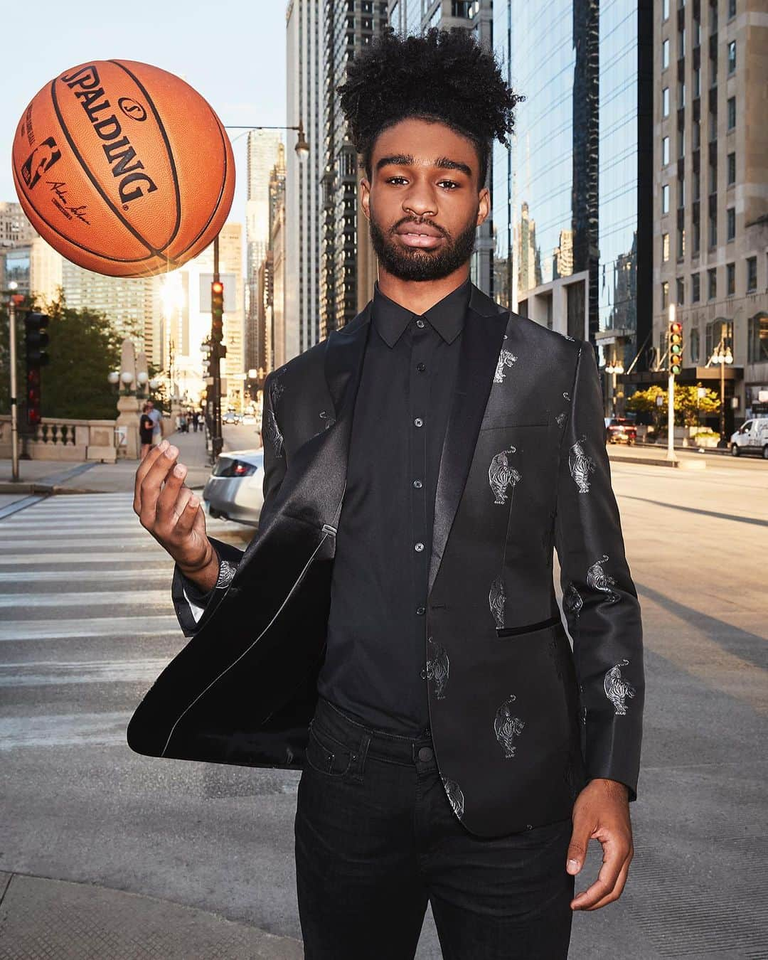 NBAさんのインスタグラム写真 - (NBAInstagram)「Ahead of his home opener tonight, @cobywhite shows off his @expressmen style!」10月27日 0時44分 - nba