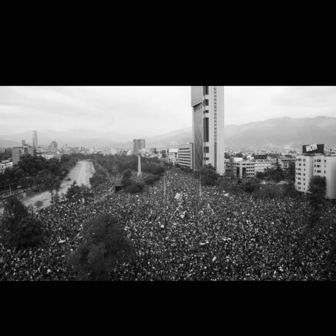 リッキー・マーティンさんのインスタグラム写真 - (リッキー・マーティンInstagram)「Chile estoy contigo. 🇨🇱 Vi unas imágenes hermosas de la marcha.  Muy poderosas. ¡Bravo Chile!  Que te escuchen.  Ni un paso atrás.  La lucha, la resistencia en paz y hermandad es un derecho de los pueblos que los gobiernos no van a impedir.  Se que estos momentos de transformación que viven servirán para construir un mejor Chile.  Presidente, Sebastián Piñera, sepa usted que la voluntad de un pueblo se respeta, se acata, se cumple. Escuche a su pueblo que le está hablando contundentemente.  Hermanos chilenos desde la distancia mi abrazo y mi solidaridad 🇨🇱」10月27日 0時52分 - ricky_martin