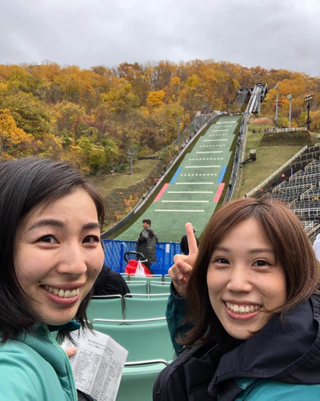 伊藤みきさんのインスタグラム写真 - (伊藤みきInstagram)「あゆかちゃん @takeayu123 と、スキージャンプの全日本選手権、ノーマルヒルの応援に行ってきました😃 色んな方に会えてとってもいい日でした。紅葉も綺麗🍁 明日も頑張れ〜！！！ @i_am_kaoriiwabuchi  #skijump #sapporo #miyanomori」10月27日 0時50分 - itomikiitos