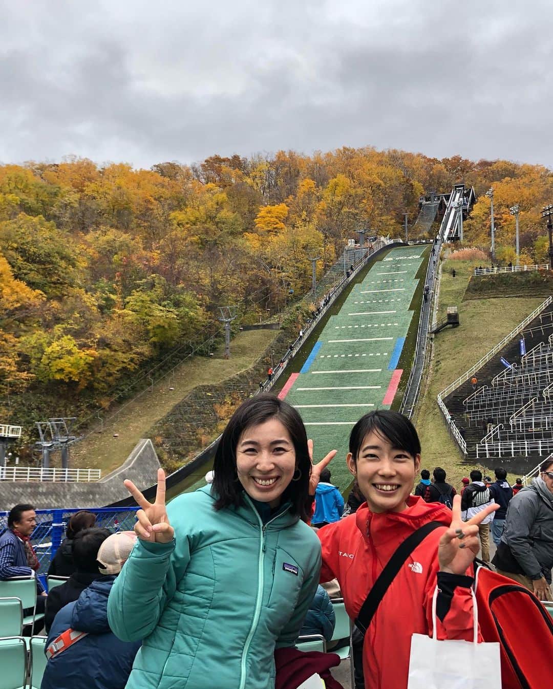 伊藤みきさんのインスタグラム写真 - (伊藤みきInstagram)「あゆかちゃん @takeayu123 と、スキージャンプの全日本選手権、ノーマルヒルの応援に行ってきました😃 色んな方に会えてとってもいい日でした。紅葉も綺麗🍁 明日も頑張れ〜！！！ @i_am_kaoriiwabuchi  #skijump #sapporo #miyanomori」10月27日 0時50分 - itomikiitos