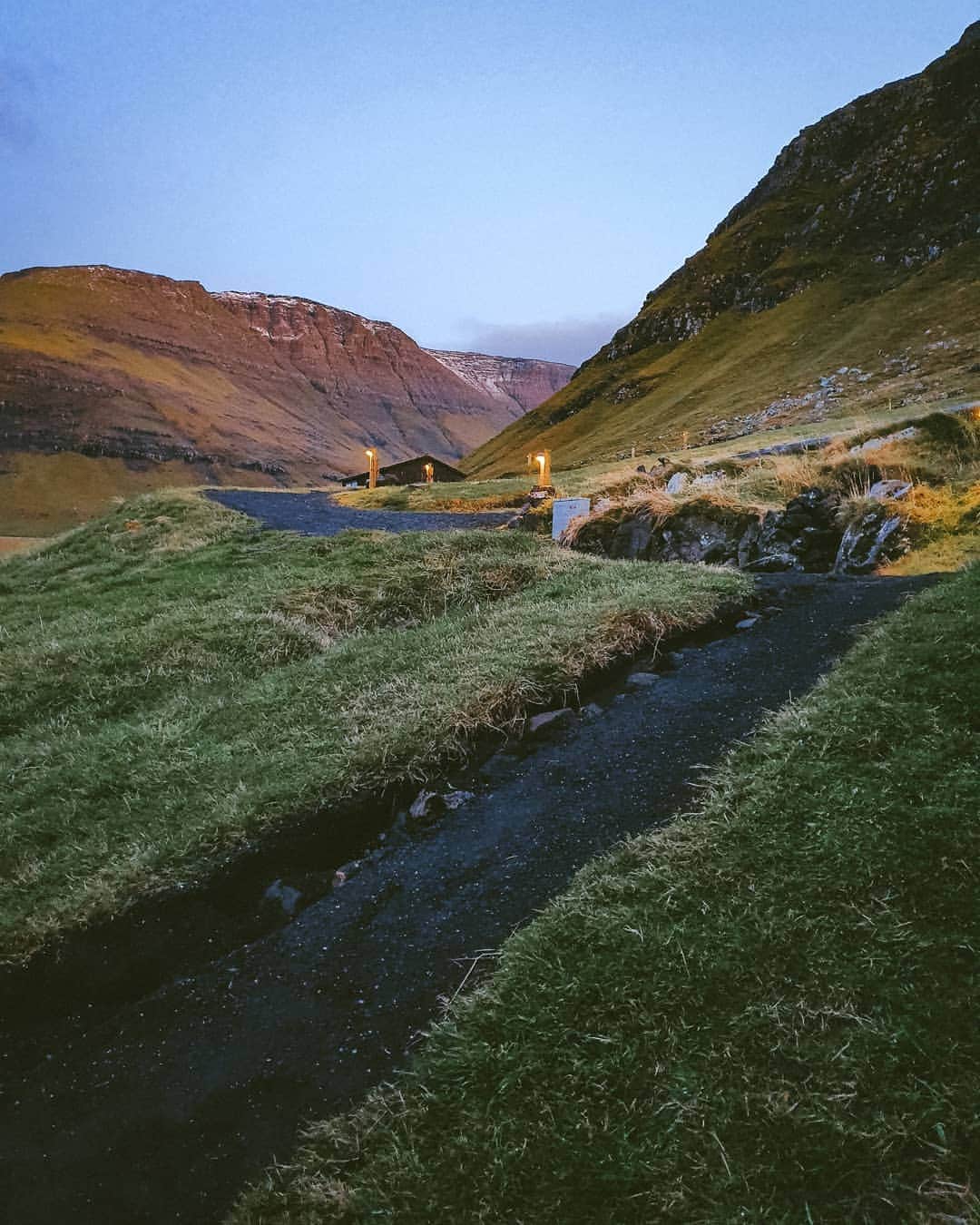 バイトゥーイ・ズワピットさんのインスタグラム写真 - (バイトゥーイ・ズワピットInstagram)「Good night from Faroe 🇫🇴 . #zvpvacation #faroeislands #visitfaroeislands  #ZuvapitSnap #แฟโร่โลโฟเท่นสวีเด้นโคเปนเฮเก้น」10月27日 0時54分 - iiitoei