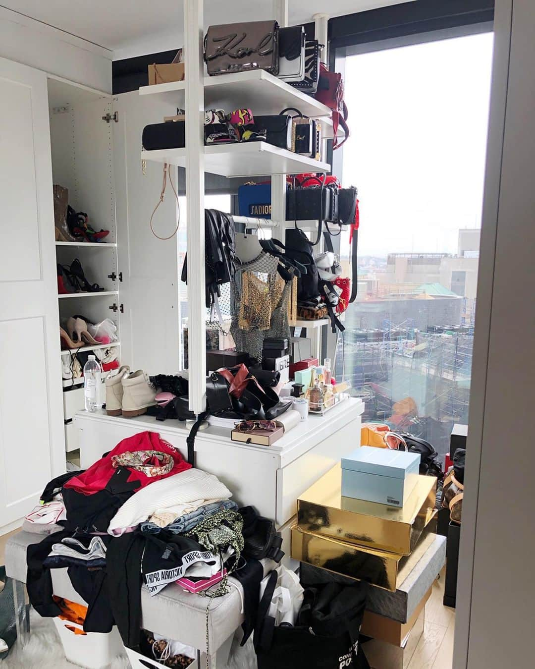 ウィニー・ハーロウさんのインスタグラム写真 - (ウィニー・ハーロウInstagram)「Organization is VERY difficult when you’re never home! I built this bedroom into a walk in closet when I moved in but you can see it was no where near a dream closet with everything spilling out. Not to mention every other room and closet! To be able to come back from my travels to an organized home now is a dream come true. Thank you @doneanddonehome for turning this chaos around!」10月27日 0時58分 - winnieharlow