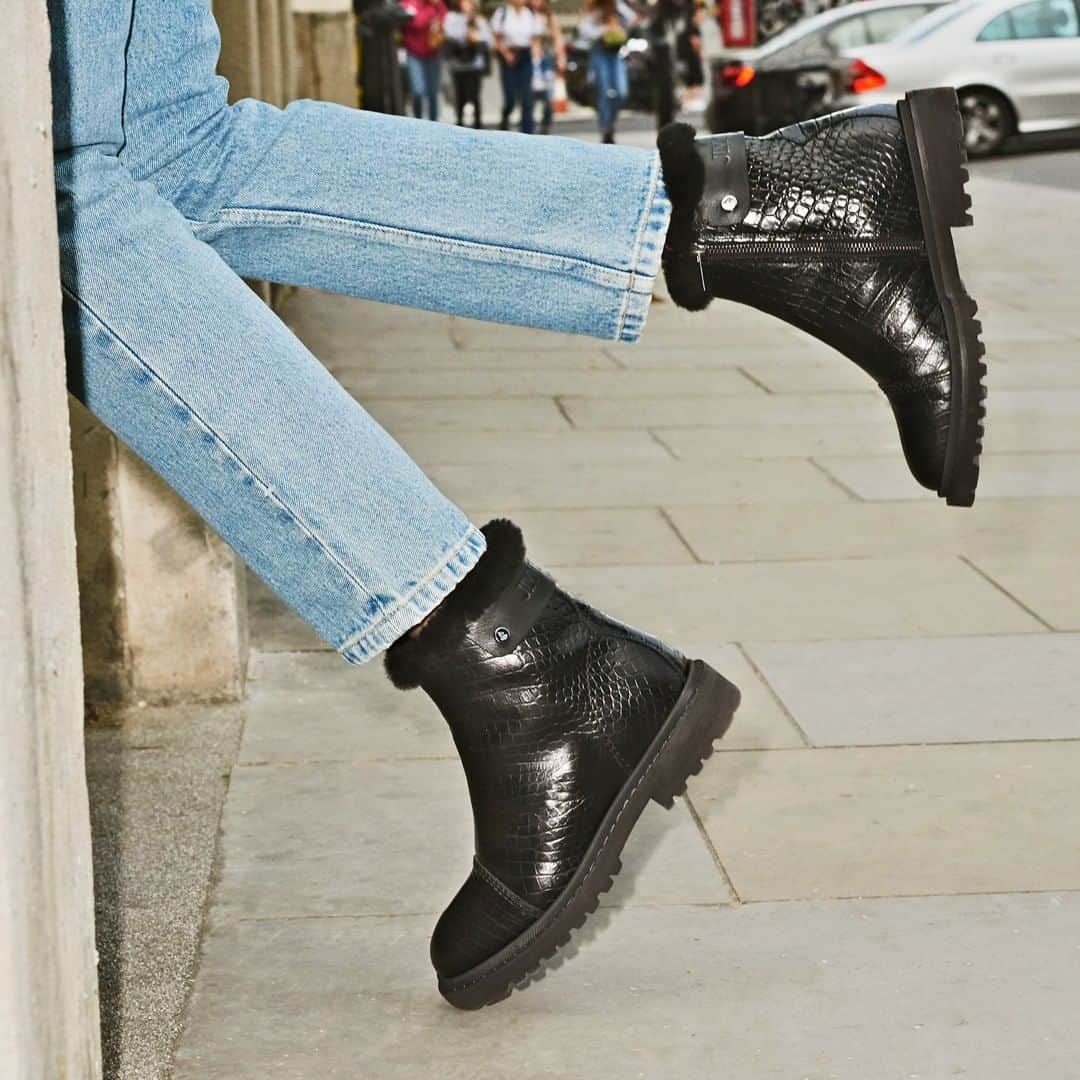 Jimmy Chooさんのインスタグラム写真 - (Jimmy ChooInstagram)「Kick up your heels in our ground-breaking VOYAGER II heated boots. App controlled with shearling lining and croc print leather, choose your temperature and track your steps with our innovative footwear #JimmyChoo」10月27日 1時00分 - jimmychoo
