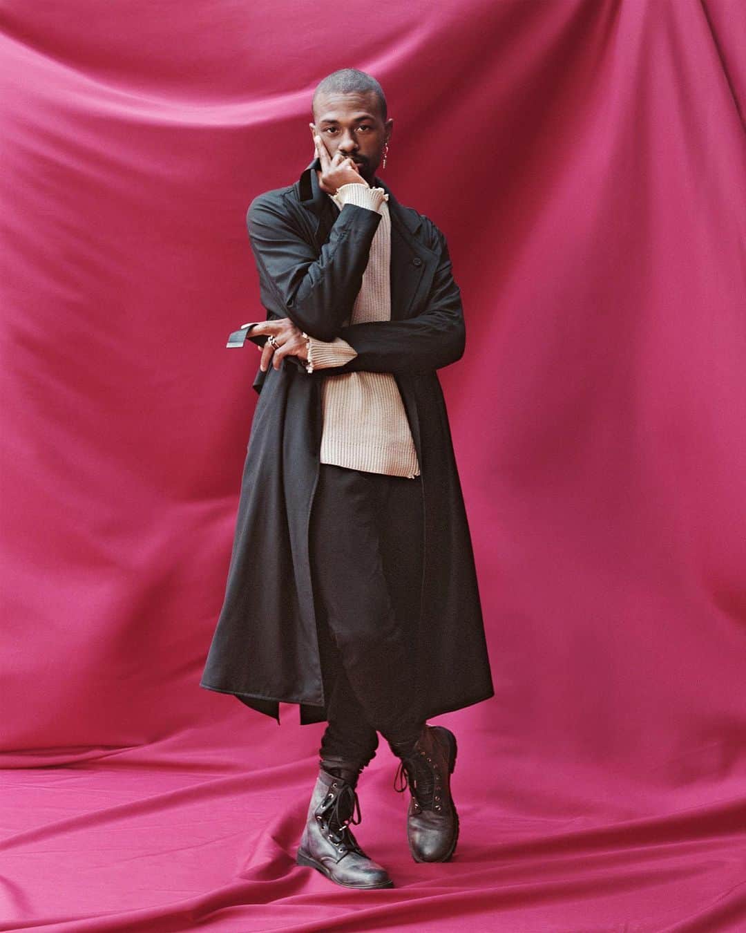 バーニーズ・ニューヨークのインスタグラム：「Rising musician @duckwrth is ushering in a new era of hip hop and embracing a personal style that's all his own. Tap to shop his @rtabrand look and click the link in bio for the full interview on #TheWindow. Photographed by @jodyrogac」