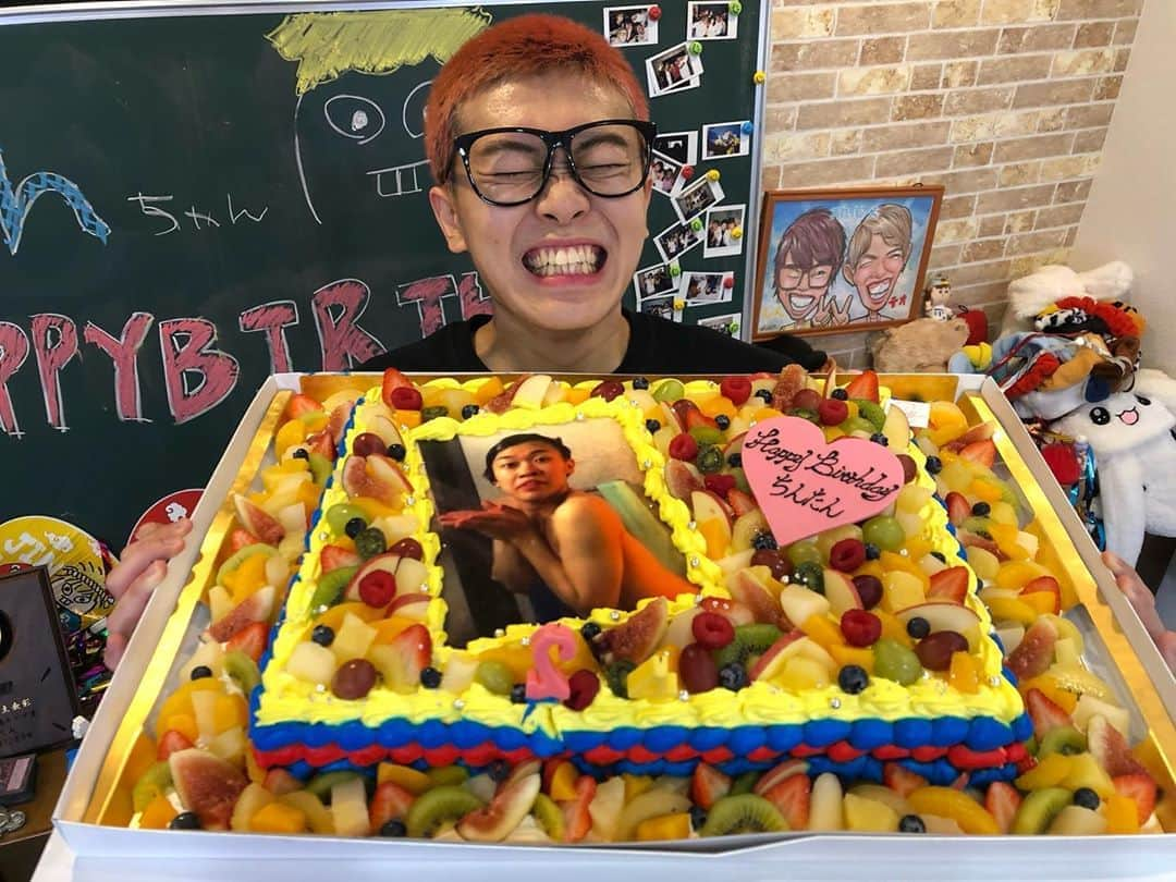 イニ（じん）さんのインスタグラム写真 - (イニ（じん）Instagram)「本日で24才になりました！！！🎂 たくさんのメッセージ、 ありがとうございますっ😂💓 今テオくんにサプライズを してもらってて、 この後どうなるのか一切 分からないので、 また改めてゆっくり見ます🐰✨ 24才、これからもどうかよろしくお願いします！！！！！！！」10月27日 1時06分 - jinjin10272