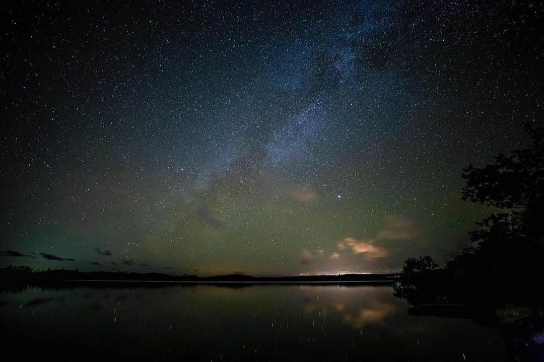 カルーシェ・トランさんのインスタグラム写真 - (カルーシェ・トランInstagram)「All my life I’ve been intrigued by stars and the night sky. While in Eleuthera, we got to experience the Orionid meteor shower and bioluminescence. This was definitely one of the highlights of the trip. We sat there in complete awe as we watched shooting stars dart across the sky. It was so magical and most def unforgettable! @global_wildlife_conservation 📸: @robindmoore」10月27日 1時07分 - karrueche