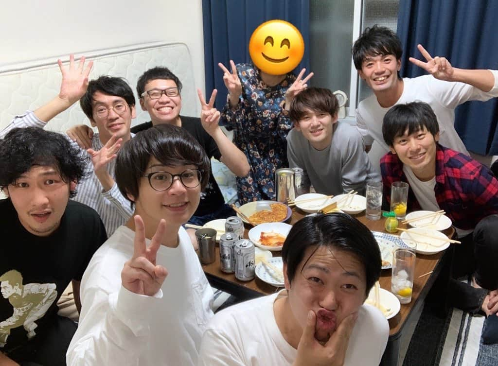 辻井亮平さんのインスタグラム写真 - (辻井亮平Instagram)「安田さん結婚おめでとうパーティーをさしてもうてました🎉　初めて奥様ともお会いさしてもらいました。奥様、いつも舞台上で安田さんの事を『じじぃ！！』とか言ったりしてますが、本当は若いという事は分かってますのでどうかお許し下さい🙇‍♂️ そしていつまでもお幸せに💐  #あと岡下 #キッチンにずっと付きっきりで #色んな飯作ってくれて #ありがとう #山さん」10月27日 1時08分 - aironhed_tsujii