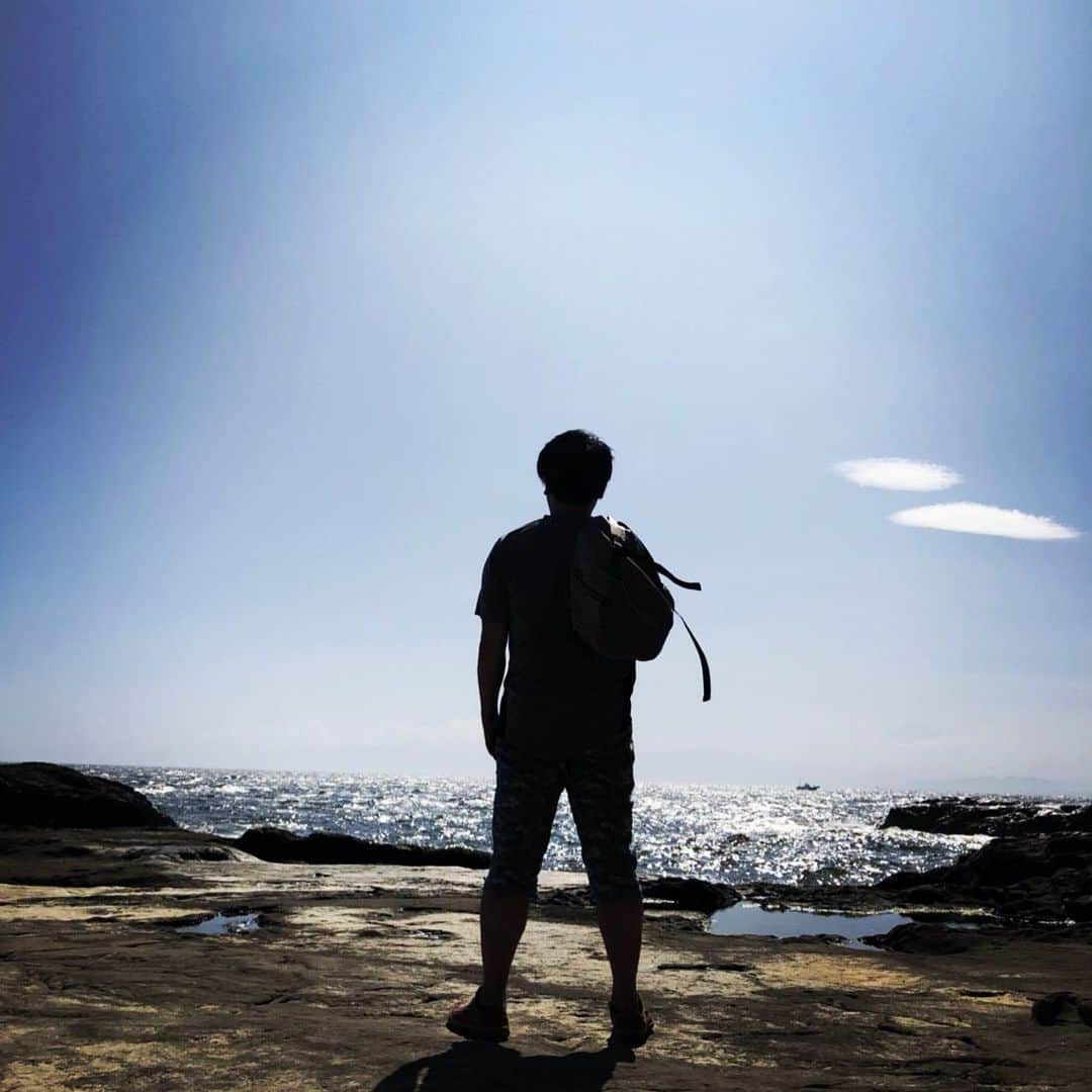関智一のインスタグラム：「海は広いな！大きいな！  #旅 #海 #関智一」