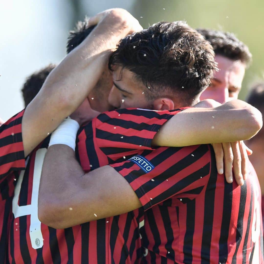 ACミランさんのインスタグラム写真 - (ACミランInstagram)「#MilanParma 6-0 👊🏻 A flurry of goals for our #MilanPrimavera 🔝 Brescianini ⚽⚽, Pecorino, Tonin, Frigerio and Haidara 🔴⚫ Stunning job boys! 👏🏻👏🏻👏🏻 #MilanYouth」10月27日 1時26分 - acmilan