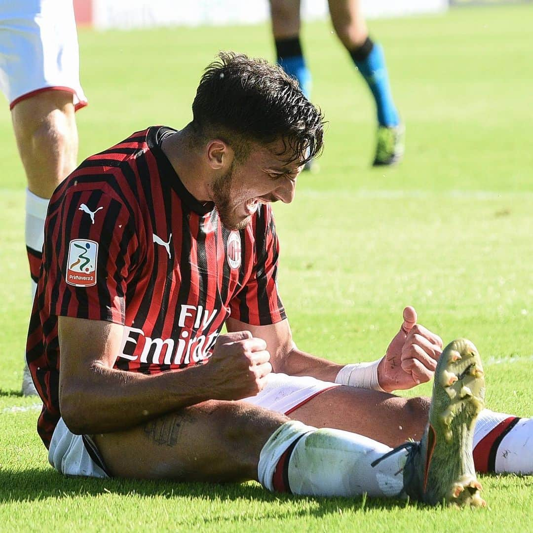 ACミランさんのインスタグラム写真 - (ACミランInstagram)「#MilanParma 6-0 👊🏻 A flurry of goals for our #MilanPrimavera 🔝 Brescianini ⚽⚽, Pecorino, Tonin, Frigerio and Haidara 🔴⚫ Stunning job boys! 👏🏻👏🏻👏🏻 #MilanYouth」10月27日 1時26分 - acmilan