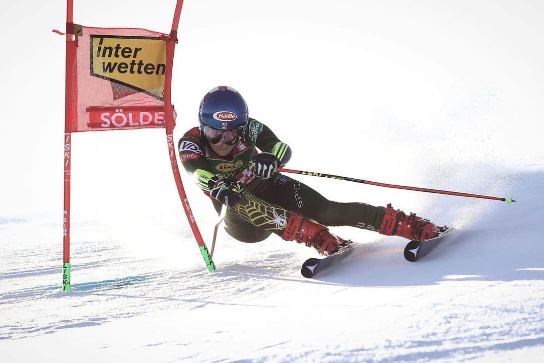 ミカエラ・シフリンのインスタグラム：「Yoooo today was 🔥🔥🔥 and THE SEASON HAS OFFICIALLY STARTED WOOT WOOT!!! (Hehe sorry for yelling🥴) While there is always some disappointment in coming up a little short, I was SO happy to lay down some of the turns I’ve been working on and kick off the season with a podium! Congrats to @tessaworley as well, and last but *MOST IMPORTANTLY*- HUGE congrats to @alicerobins0n for her first victory! That was awesome skiing and so exciting to be part of that battle today. I hope it was as exciting to watch🤗🤗🤗 Men’s race tomorrow, good luck to everyone especially our @usskiteam guys!🥳🥳」