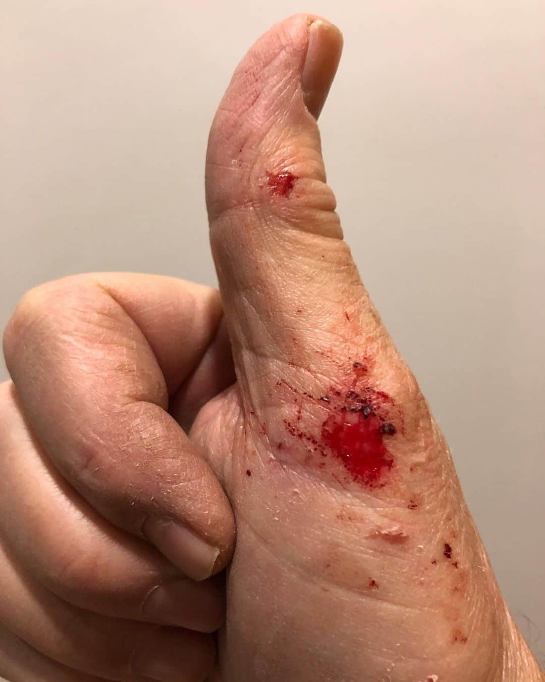 ロバート・パトリックさんのインスタグラム写真 - (ロバート・パトリックInstagram)「The “Red Right Hand”! #Gardening, #concrete, #slip, #wound #ouch #not #liquid #metal」10月27日 1時29分 - ripfighter