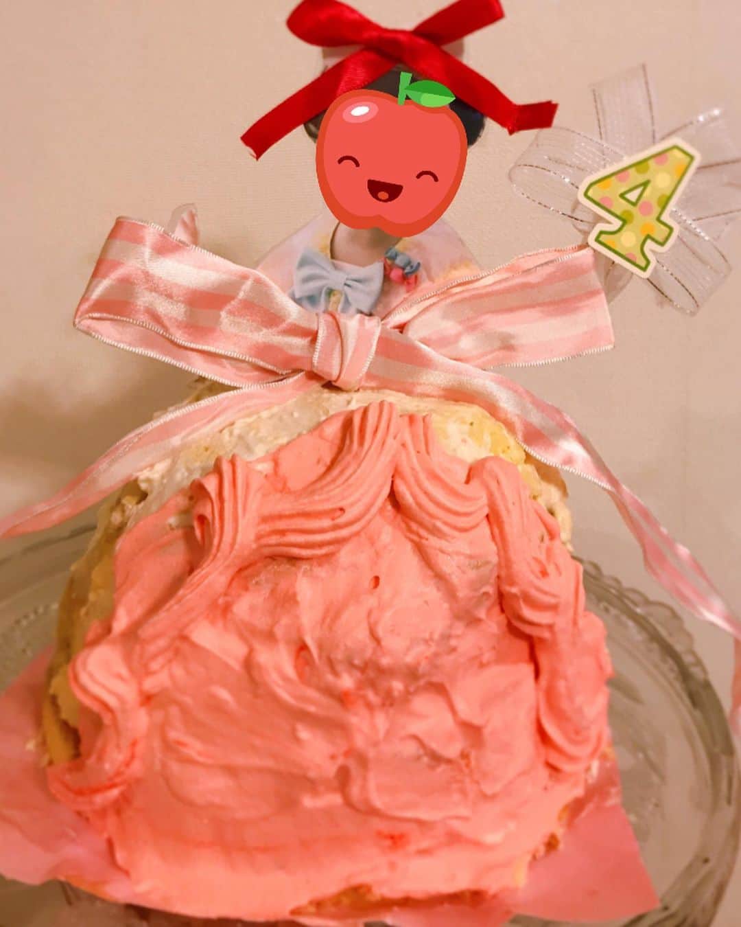 熊田曜子さんのインスタグラム写真 - (熊田曜子Instagram)「次女 4歳のお誕生日ケーキは 今年もドールケーキを作ろうと思い リクエストを聞くと 「エルサ」と言うひもあれば 「アリエル」と言う日もあったり👧 「○○ちゃんのケーキにする？」と聞くと 1番反応が良かったので 本人の写真に飾りを付けて ドレスに刺す感じで作ったよ🧁 2枚目の写真が 6歳の長女と作った ケーキで それを次女を中心に三姉妹がデコレーションして仕上げてくれたのが 1枚目の写真のケーキ🍰 ドレスケーキ🎂 かなり派手に出来上がり💘 可愛い娘達が作ってくれたケーキは美味しかったなぁ💕  #次女 ＃4歳 #三姉妹 #長女 #6歳 #三女 #1歳 #お誕生日 #誕生日 #birthday #birthdaycake #cake #手作り #ドールケーキ #ドレスケーキ」10月27日 1時32分 - kumadayoko