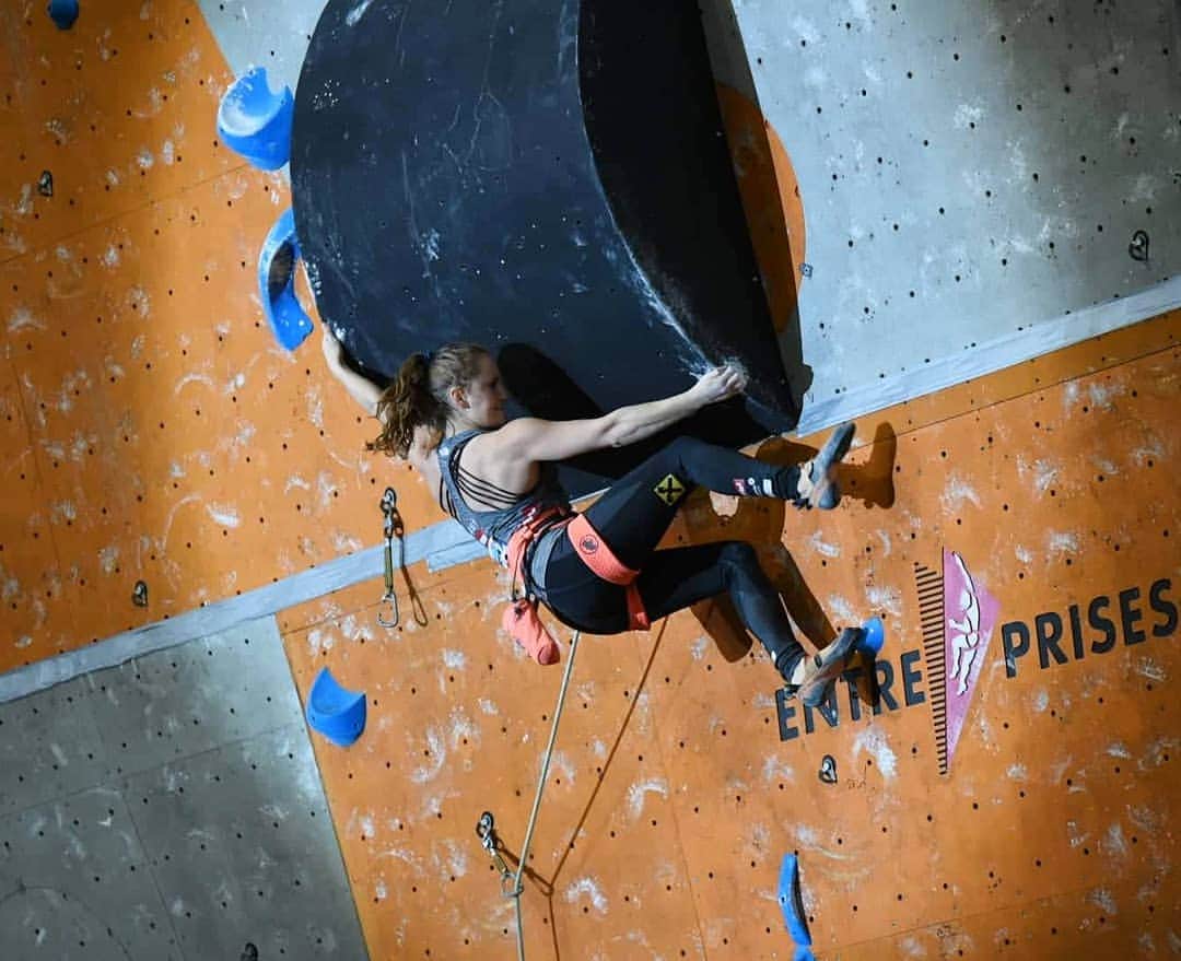 ハンナ・シューベルトのインスタグラム：「Back on the wall after 2 weeks of rest ✌️ First step : reminding myself how to climb😂🤦‍♀️ .  Tell your mum thanks for the picture @vandamichalkova 😄👍」