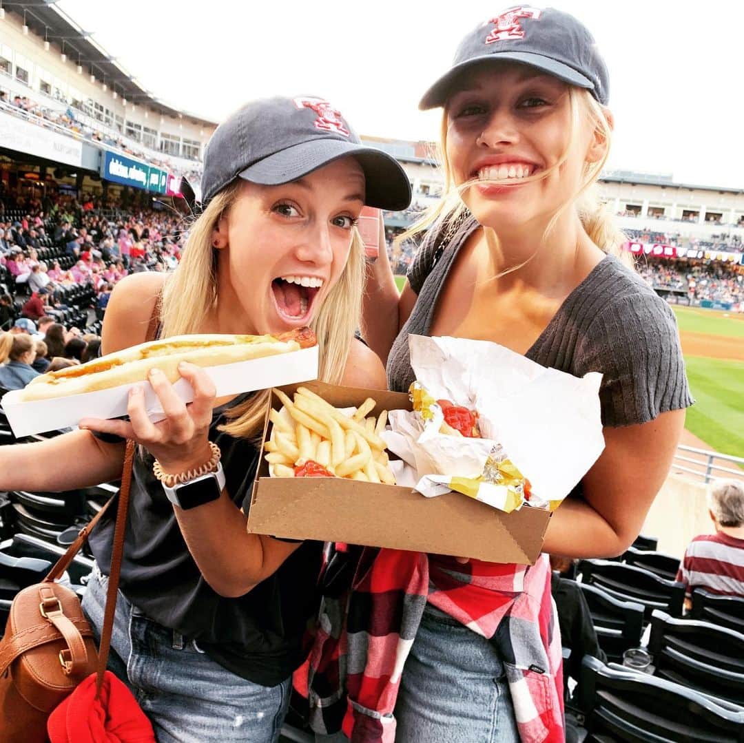 グレイシー・ドジーニーのインスタグラム：「All the peanuts and cracker jacks for the birthday gal! Forever “root-root-root”-ing for @kassbish whether its by her side at the Mud Hens or as braced face tweens tryin to catch a 🐸.」