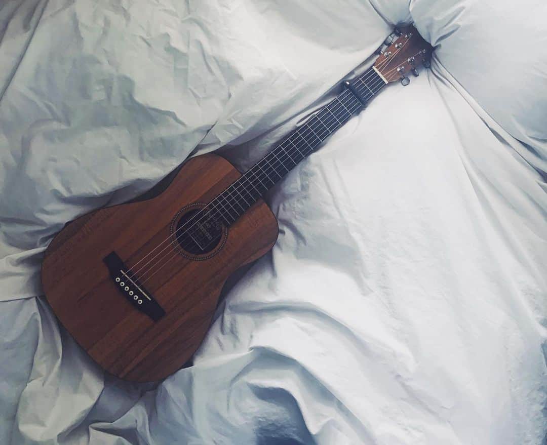 のインスタグラム：「compact size! 家弾き！ #guitar#littlemartin#music#autumn #unsondoux」