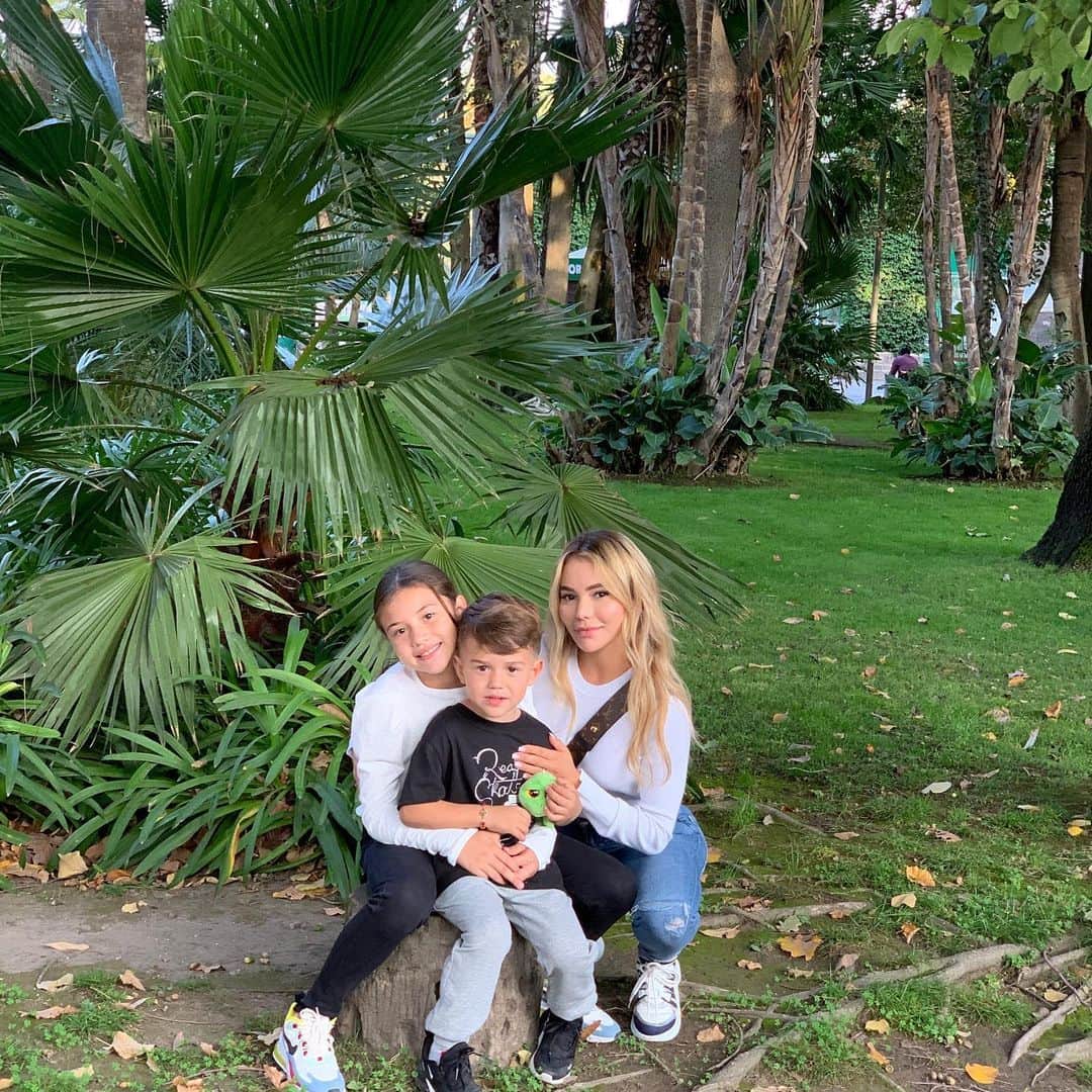 ジェシカ・スターリングのインスタグラム：「Los mejores momentos siempre serán al lado de las personas que AMAS❤️❤️❤️ RIE-AMA-SUEÑA- pero sobre todo VIVEE #happyweekend #myfamily #reallove」