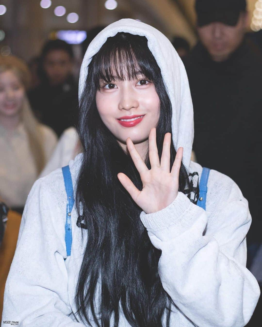 モモさんのインスタグラム写真 - (モモInstagram)「♡ [Fantaken] 191026 - Gimpo Airport heading to Japan -  #MOMO #트와이스 #모모 #平井もも #もも #TWICE ©️ mozzi house, heart empty」10月27日 1時49分 - momojype