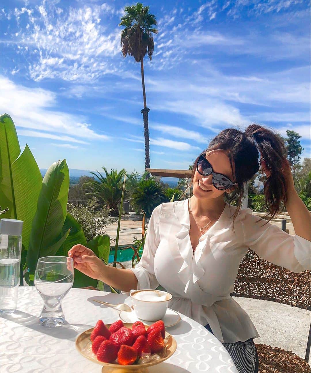 デニス・ミラーニのインスタグラム：「Sips and dreams☕️🌴 Enjoy your weekend as much as you can!❤️」