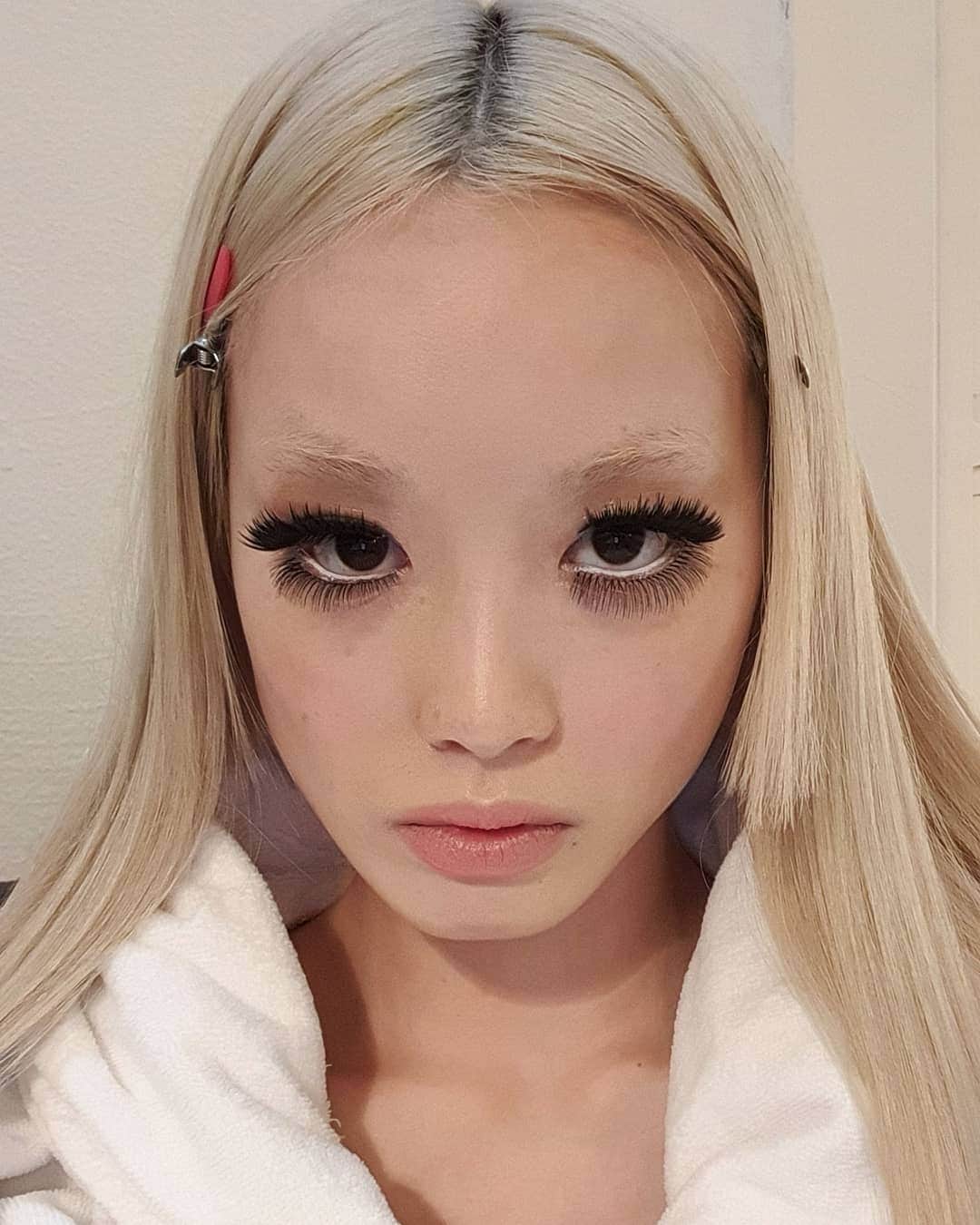 フェルナンダ・リーのインスタグラム：「👁 👁 I wore 4 pairs of falsies for the first time yesterday」