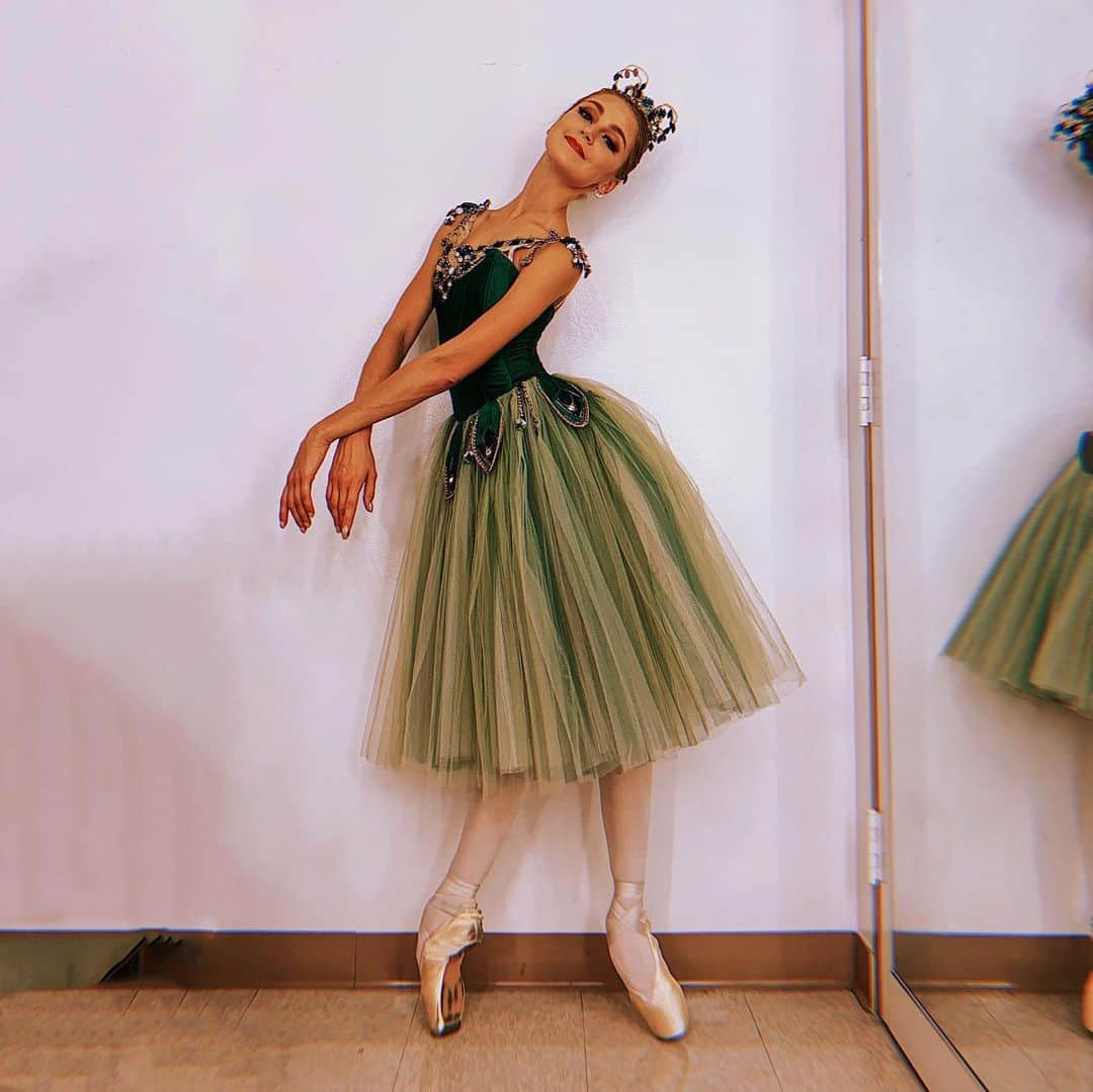 ダリア・イオノワさんのインスタグラム写真 - (ダリア・イオノワInstagram)「By the way, most of the light that comes from the sun is green 💚  #jewels #balanchine #usatour2019 #losangeles #california #mariinskytour _______________________________________  #spb #saintpetersburg #mariinsky #mariinskytheatre #mariinskyballet #mariinskydancer #vaganova #vaganovaballetacademy #vaganovaphotos #vaganovastudents #dancer #hopefull #believer #dream #ballet」10月27日 2時05分 - ionovaworld