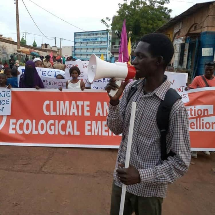 レオナルド・ディカプリオさんのインスタグラム写真 - (レオナルド・ディカプリオInstagram)「#Regram #RG @climatesavegambia:  Climate action is a collective responsibility! The younger generation have started taking matters into their own hands, since their government has done little to confront the ever emerging climate crisis. Today, School going children chanted and demanded for climate justice. They called upon their government to take drastic measures to put a stop to the menace and trauma they face on a daily basis. It was incredible!  #tellthetruth #extinctionrebellion #extinctionorrebellion #climateaction #Change #students #rebelforlife」10月27日 2時08分 - leonardodicaprio