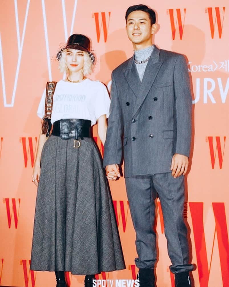 のインスタグラム：「Thank you for inviting us to the @wkorea #loveyourw campaign event! ❤️ Girls, even though it might be uncomfortable it’s soooo important to get regular check ups for your boobs! I just made my appointment! 💕#breastcancerawareness  Love your W 유방암 인식 향상 캠페인 이벤트에 저희를 초대해주셔서 정말 감사합니다 !  불편할수도 있겠지만 정기적인 유방암 검진은 정말 정말 중요한것 같습니다. 저도 검진을 예약했습니다 ! #유방암인식향상 💖」