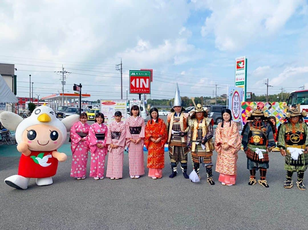 平和堂イメージキャラクター「はとっぴー」さんのインスタグラム写真 - (平和堂イメージキャラクター「はとっぴー」Instagram)「🕊🕊🎶🥬✨👨‍🦱👱‍♀️👩👩‍🦰🏮💡 ・ ・ ・ #フレンドマート日野 #フレンドタウン日野 #日野菜フェス　 #クラウドファンディング📱💻💡 皆様のたくさんのご協力を頂き 誠にありがとうございました☺️🕊🕊✨ おかげさまをもちまして、達成をさせて頂きまして. 日野菜フェス🥬✨を開催させて 頂くことができました✨ . 本日まで開催いたしております🕊🕊🎶 #出店 やイベントもたくさんご用意しております🍜🖼🎨🍰🍪✨ . #平和堂イメージキャラクター #はとっぴー もおじゃまして、 #大名行列 にも参加しました💡　 #キャラ さんも遊びに来て下さっています🍖🦒🐹🥔♫ #ハミュー #Qoo #ぽった #じゃがお #カルビー #ニッポンハム #コカコーラ . ぜひ、日野菜フェス開催中の、フレンドマート日野店、フレンドタウン日野へ、お越し下さいませ！🕊🕊☺️ . #氏郷まつり #滋賀県 #蒲生郡 #日野町」10月27日 13時59分 - hatoppy