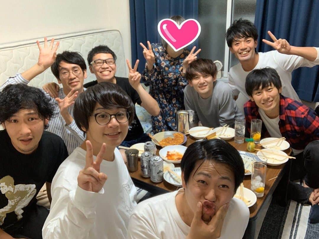 岡下雅典のインスタグラム：「昨晩は安田さんご夫妻の結婚お祝いパティーでした💋 岡ちゃん料理大爆発でした🇯🇵 ワンルームに人を呼びすぎでした🤪 安田さんお幸せに〜💋💋💋💋」