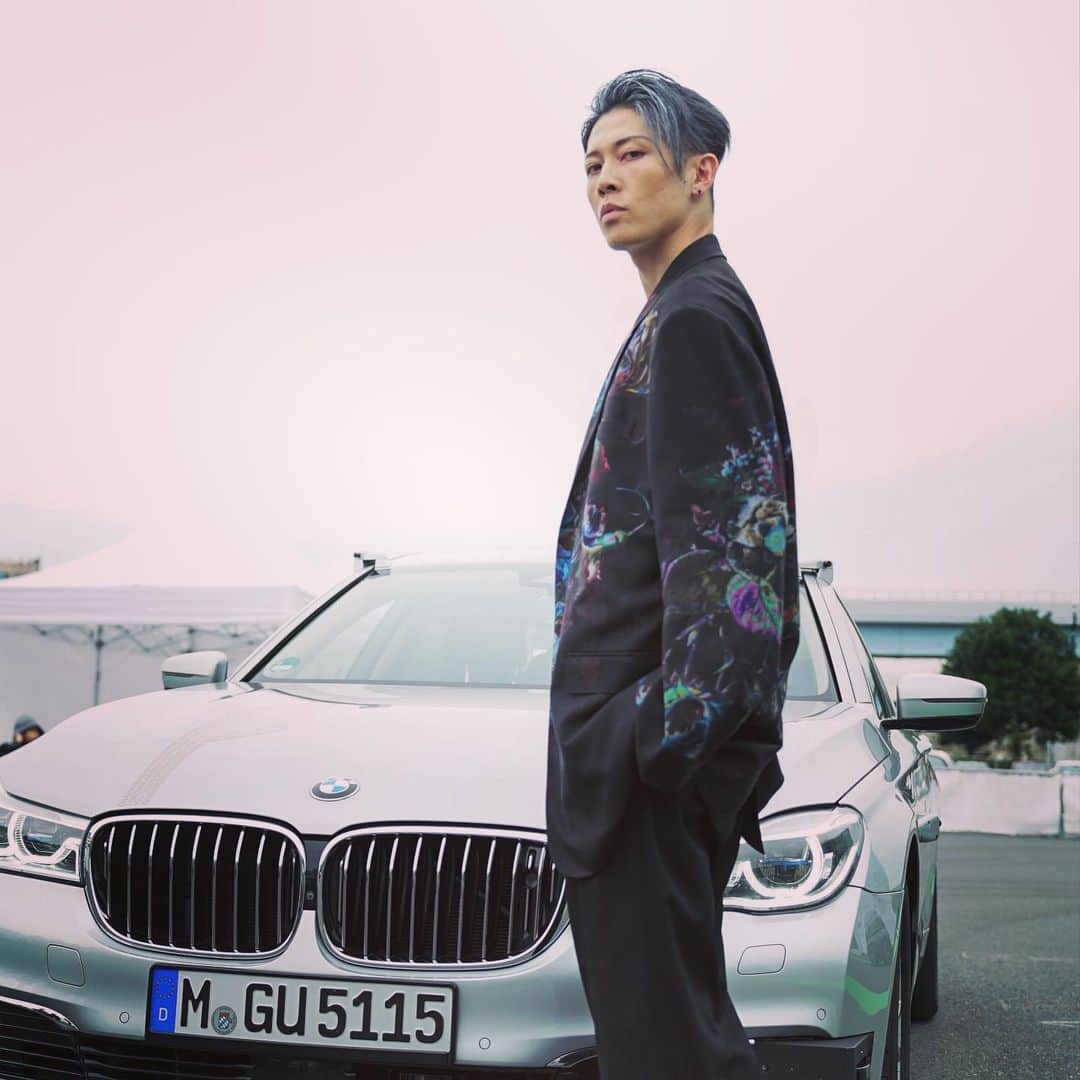 MIYAVI（石原貴雅）さんのインスタグラム写真 - (MIYAVI（石原貴雅）Instagram)「@miyavi_ishihara BMW 7シリーズ 自動運転車に初試乗🚙🚙🚙 ． ． MIYAVI cruising on the BMW 7 Series, experiencing the future of autonomous vehicles😎 ．  #BMW #NEXTJOY ． 【リリース情報】 MIYAVI NEW ALBUM 💿 NO SLEEP TILL TOKYO 7.24 Release⬇️⬇️ https://umj.lnk.to/miyavi_nsttPR ． 【ライブ情報】 「MIYAVI “NO SLEEP TILL TOKYO” World Tour 2019 ASIA」 11/1 Hong Kong | Music Zone@E-Max 11/3 Taipei | CLAPPER STUDIO 11/8 Seoul | WEST BRIDGE with KT 5G 11/10 Shanghai | VAS LIVE 11/13 Guangzhou | MAO Livehouse 11/15 Chengdu | Aflame Art Center Hall 1 11/17 Beijing | TANGO 11/23 Bangkok | Central Plaza Chaengwattana Hall ． 「MIYAVI “NO SLEEP TILL TOKYO” World Tour 2019 JAPAN」 12/5 Sapporo | Zepp Sapporo 12/9 Sendai | Rensa 12/10 Nagoya | Zepp Nagoya 12/12 Fukuoka | Zepp Fukuoka 12/18 Tokyo | Zepp DiverCity TOKYO 12/21 Osaka | Zepp Osaka Bayside ． MIYAVI ファンクラブ ”MYV CREW” 2019年度会員受付中！！ MIYAVI Fan Club“ MYV CREW” 2019 Membership Admission and Renewal Information  ご入会方法は⬇️ http://myv382tokyo.com/myvcrew/about.html ． ． #MIYAVI #NoSleepTillTokyo #NSTT #UnderTheSameSky #DAOKO #千客万来 #SenkyakuBanrai #Diner #ninagawamika #蜷川実花 #MYVCREW #NorthAmerica #USA #CANADA #MEXICO #EUROPE #ASIA #JAPAN #live ．」10月27日 13時57分 - miyavi_staff