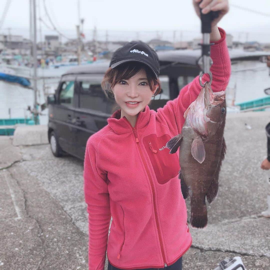 里美ゆりあのインスタグラム：「マハタ釣りに挑戦☆°｡⋆⸜(* ॑꒳ ॑* )⸝ 台風過ぎの海は少し調子が悪いのか 私は小さなカンパチ2枚しか釣れませんでした(´･ω･`) #マハタ #釣り は#リベンジ  波は凪なのに2錠も#アネロン飲んだのに  ゲロゲーロ  日に日に#船酔い 激しくなってくヽ(ﾟ∀｡)ﾉぅぇ 今日は#千葉県大原港#進誠丸 さんにて#釣果 は#カンパチ#サワラ#ワラサ#キントキ#マハタ#ヒラマサ#ヒラメ 皆すごーぃ"(ﾉ*>∀<)ﾉ 次は2度目の#カワハギ 釣り#楽しみ #剛樹 #竿 #釣りガール #釣り女子 #釣り好きな人と繋がりたい」