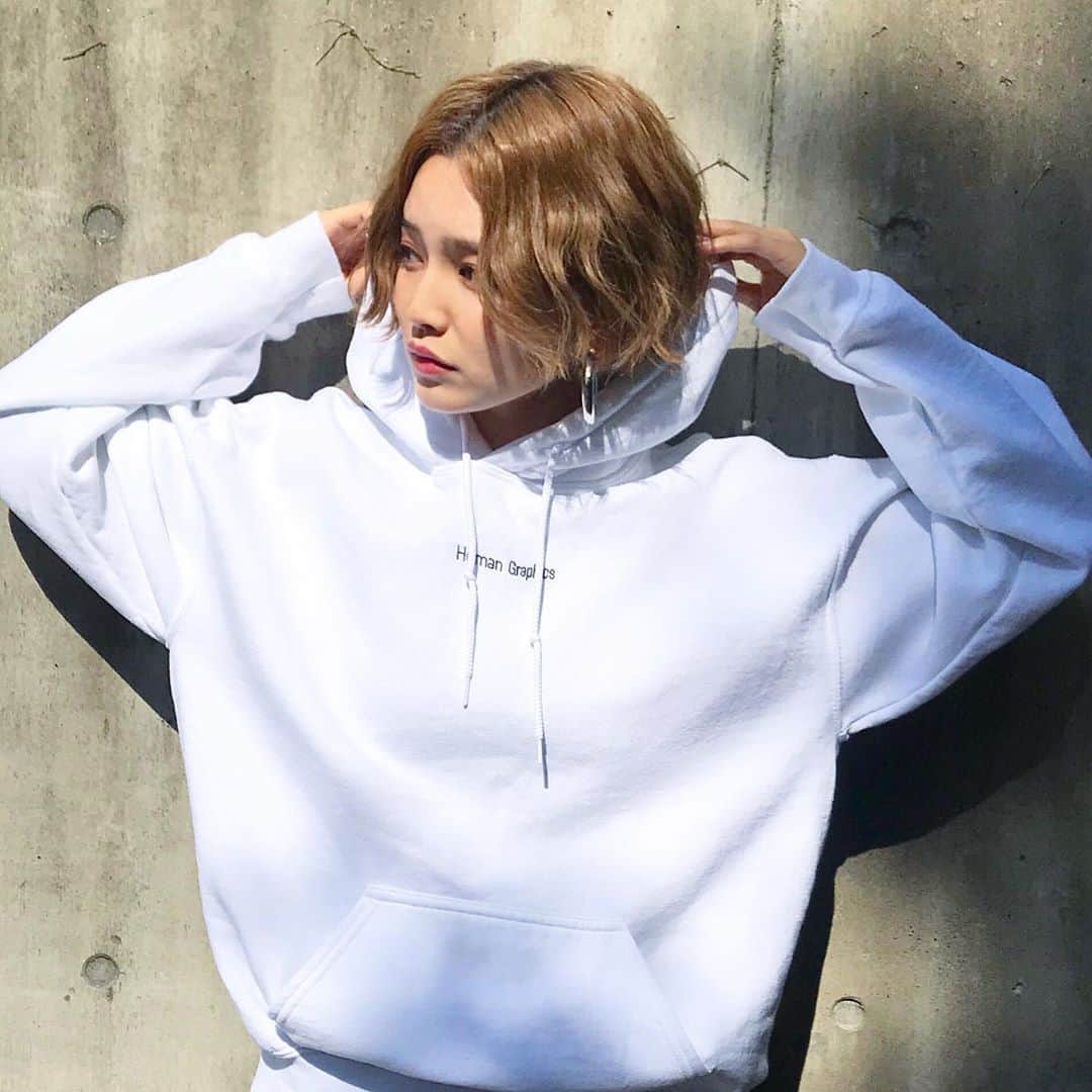 富久美玲のインスタグラム：「_ . 🆕 ずっと欲しくて見てた白色のパーカー プレゼントして頂きました🥺🥺✨ . @human_graphics  ▷Mサイズ .  #私服#身長152cm#mireistylecode#ootd#トップス#パーカー#humangraphics」