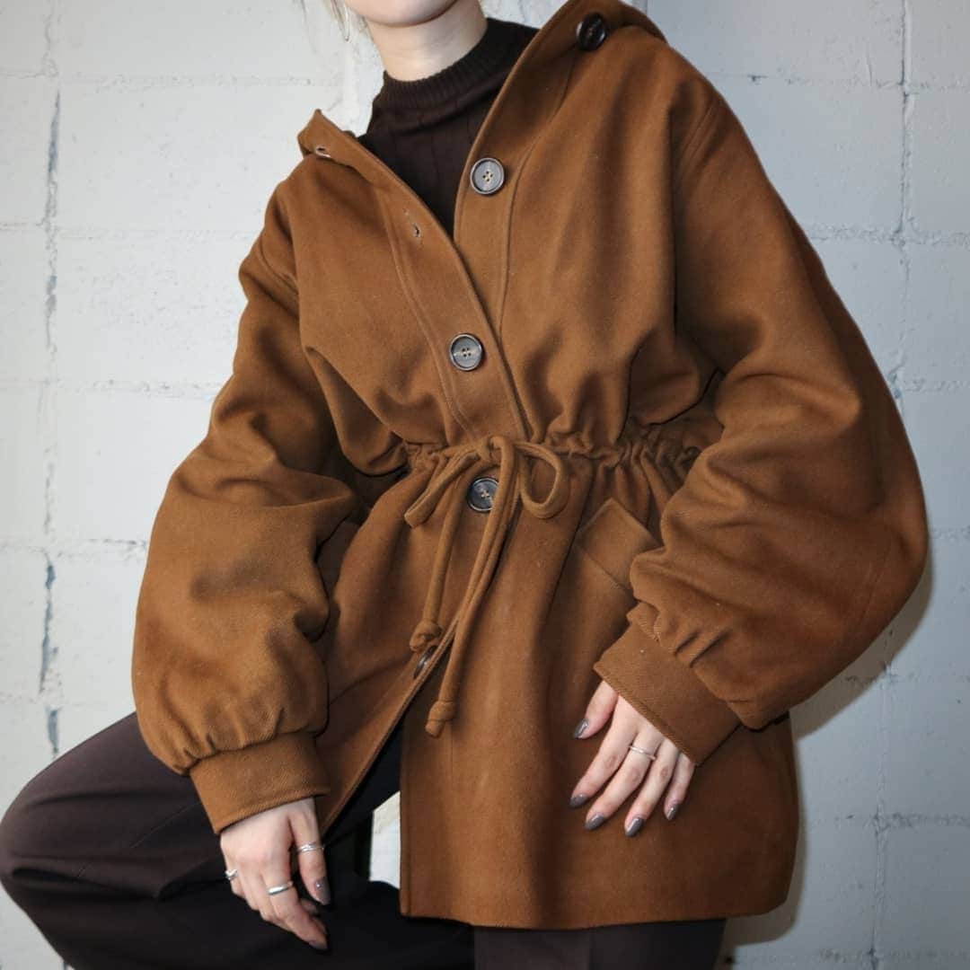 吉祥寺 古着屋 Orfeoのインスタグラム：「Vintage Hooded Coat  #orfeo #kichijoji #tokyo #vintage #used #fashion #coordinate #outfit #オルフェオ #吉祥寺 #東京 #古着 #古着屋 #ヴィンテージ #ユーズド #ファッション #コーディネート  掲載商品のお問い合わせはメールにて承っております。コメント、DMでのお問い合わせは受け付けておりませんのでご了承ください。」