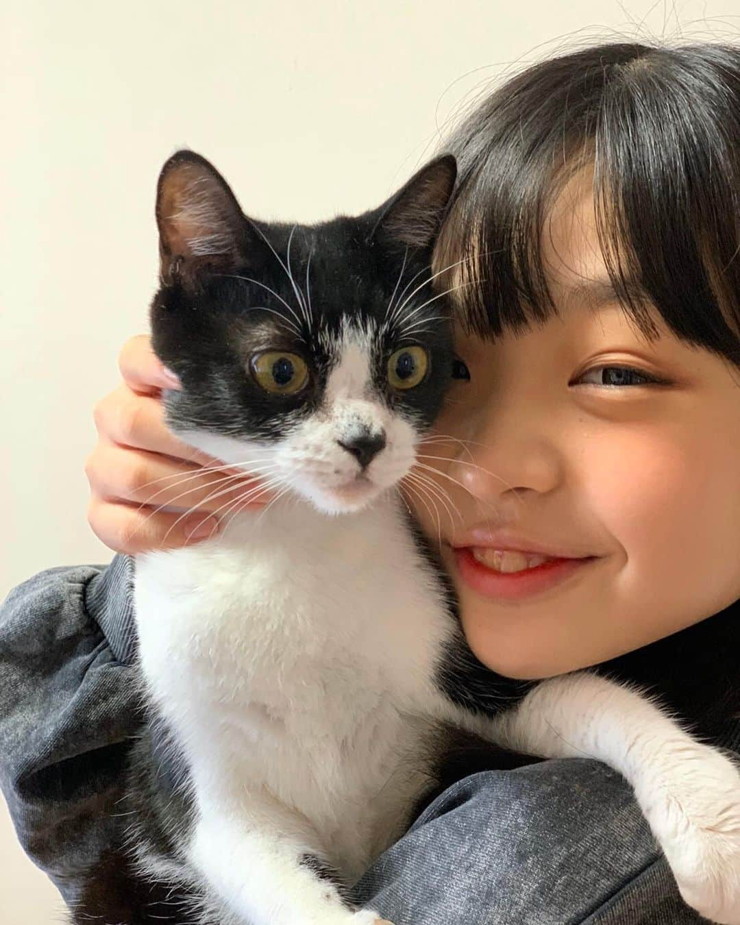 Hinataさんのインスタグラム写真 - (HinataInstagram)「. . 癒しの時間〜💓💓 愛猫のSUNちゃん😻 . 時々ひなたチャンネルにも出演してるんだよ🤟 . お部屋改造も完成したし 撮影頑張ってやって行くね🤗✨✨ . みんなも素敵な日曜日を✨✨ . . #愛猫 #SUN #中学生の日曜日 #癒しの時間 #仲良し家族 #宿題もやらなきゃ #クラージュキッズ #Hinata #ひなた #コメントやいいねありがとう #メッセージ読んでるよ #ひなちょす大好き」10月27日 12時34分 - hinachosugram