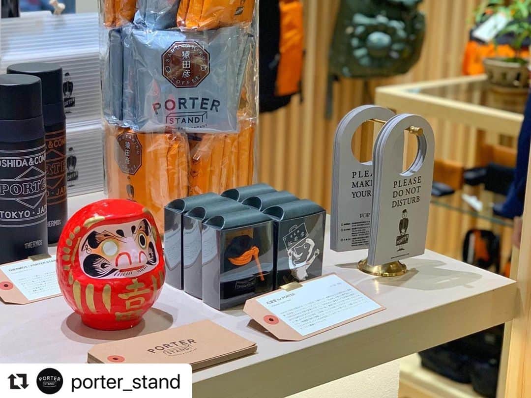 吉田カバン 表参道さんのインスタグラム写真 - (吉田カバン 表参道Instagram)「#Repost @porter_stand with @make_repost ・・・ 本日、『PORTER STAND KYOTO』がオープンしました。  3号店目の「KYOTO」は、京都を代表する観光地・清水寺に通じる産寧坂にあり、店内はその景観に寄り添うように日本の古くから用いられてきた天然素材で仕上げた落ち着いた空間です。清水の風情や四季を感じられる高感度でありながらカジュアルに立ち寄っていただけお店です。  吉田カバンの定番アイテムはもちろんのこと、独自にセレクトした雑貨などを豊富に取り揃えています。さらに、オープンを記念して製作したPORTER STANDオリジナルアイテムや、スペシャルなコラボレーションアイテムなども多数ご用意しております。  是非、この機会に新しい「PORTER STAND」の世界観をお楽しみください。スタッフ一同、皆様のご来店を心よりお待ちしております。  We are happy to announce that we have just opened PORTER STAND KYOTO today.  Its 3rd shop, “KYOTO” is located in a Kyoto’s iconic area, Sanneizaka, a path to Kiyomizudera. The luxury yet relaxing interior uses Japan’s traditional material to match the landscape.You will feel the atmosphere of Kiyomizu and the beautiful scenery of each season.  There will be curated various of accessories along with PORTER best-selling bags. We will also have PORTER STAND special items and collaboration products to celebrate the opening.  Please come and enjoy this new PORTER STAND.  We are looking forward to having you all.  #吉田カバン #ポーター #yoshidakaban #porter #luggagelabel #porteryoshida #porterflagshipstore #madeinjapan #japan #porterstand #shinagawa #tokyo #kyoto #kiyomizudera #sannenzaka #村上隆 #pokemon #pikachu」10月27日 12時34分 - porter_flagship_store