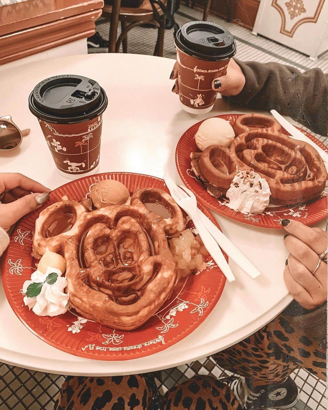 ✷kana✷のインスタグラム：「🥨 . . gm🧡🍴 ここ行くなら朝がいいね！ 今日もたのしもう〜 . . #disneyland #greatamericanwafflecompany」